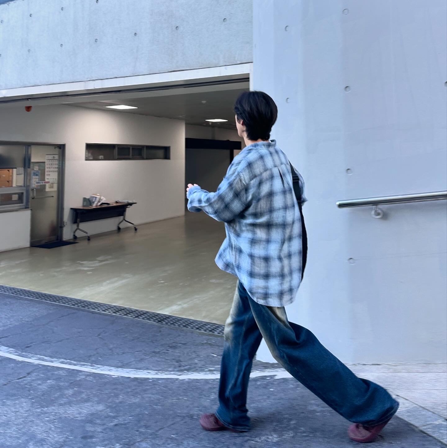 Hatchingroom Museum Shirt Linen Check Blue Grey 착용 스타일 - 2