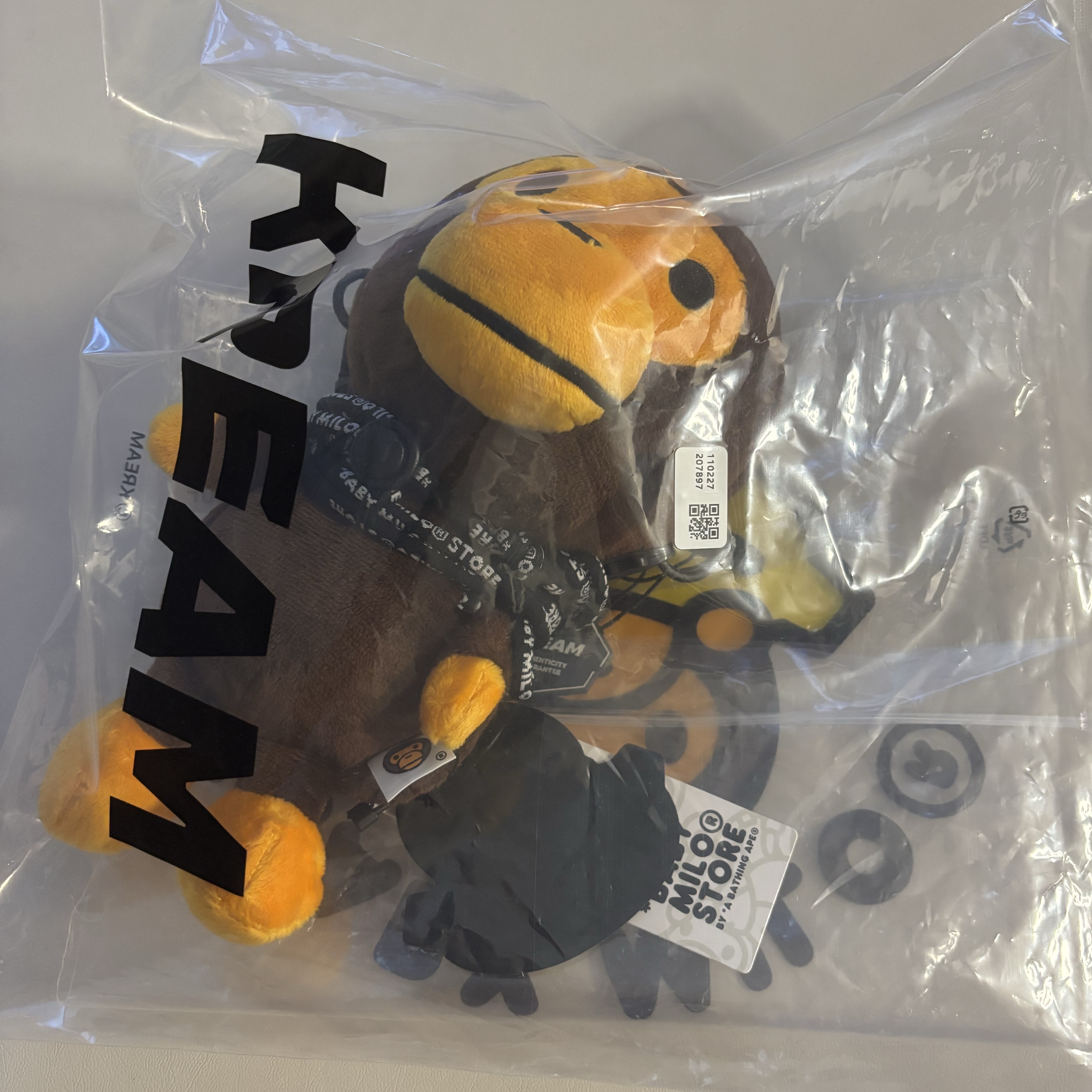 BAPE Baby Milo Mobile Bag Brown 착용 스타일 - 1