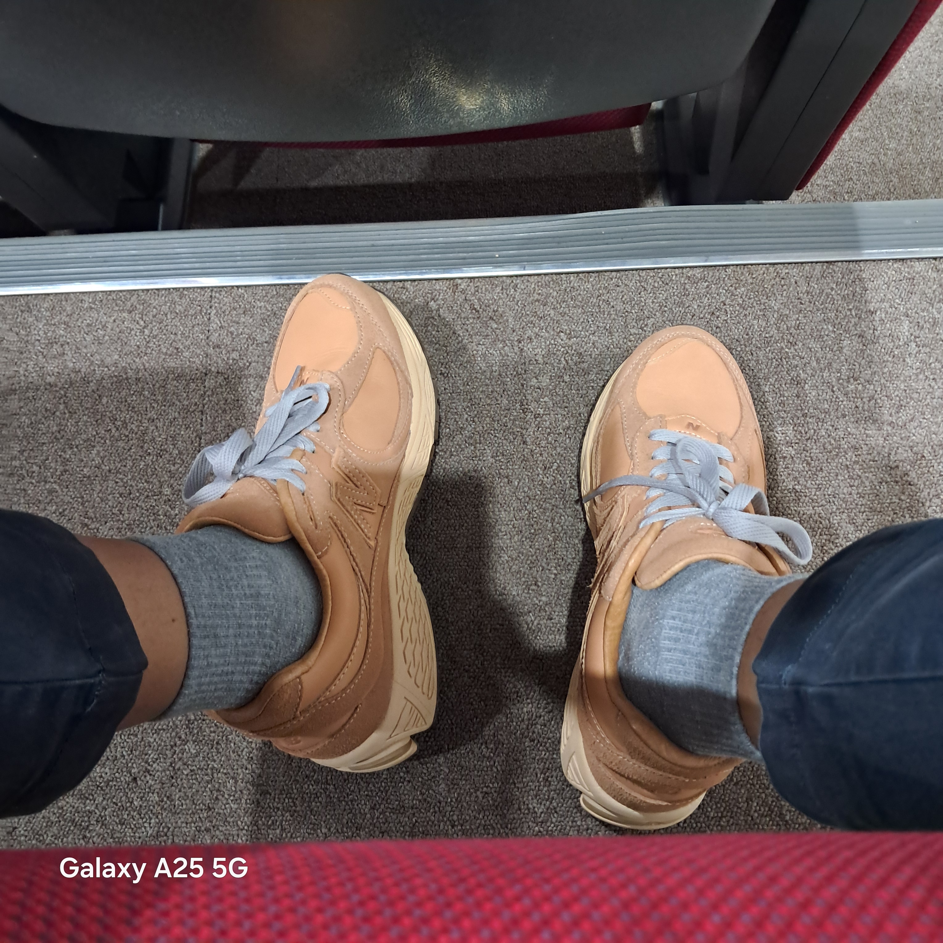 New Balance 2002R Premium Leather Pack Toast 착용 스타일 - 1