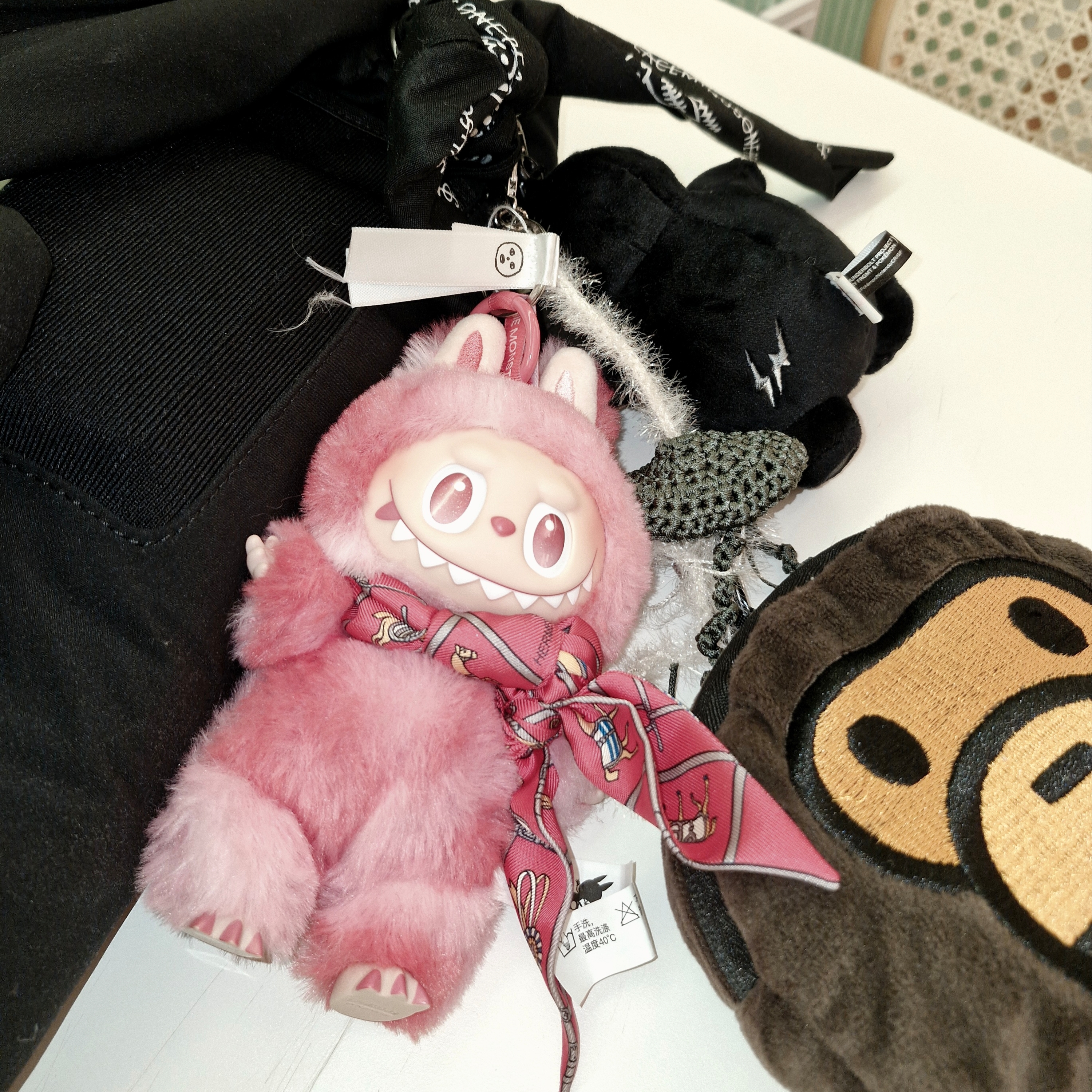 Yeezy Gap Engineered By Balenciaga Snake Bag Black, Pop Mart Labubu The Monsters Highlight Series Love Keyring (Opened Case) 착용 스타일 - 2