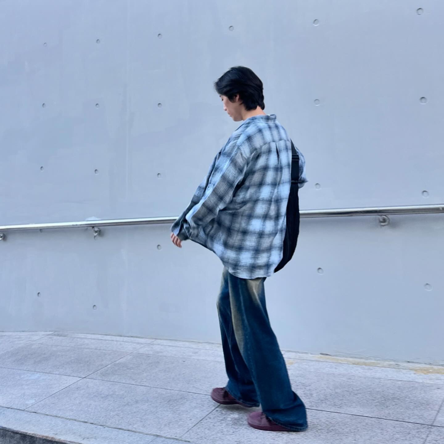 Hatchingroom Museum Shirt Linen Check Blue Grey 착용 스타일 - 3