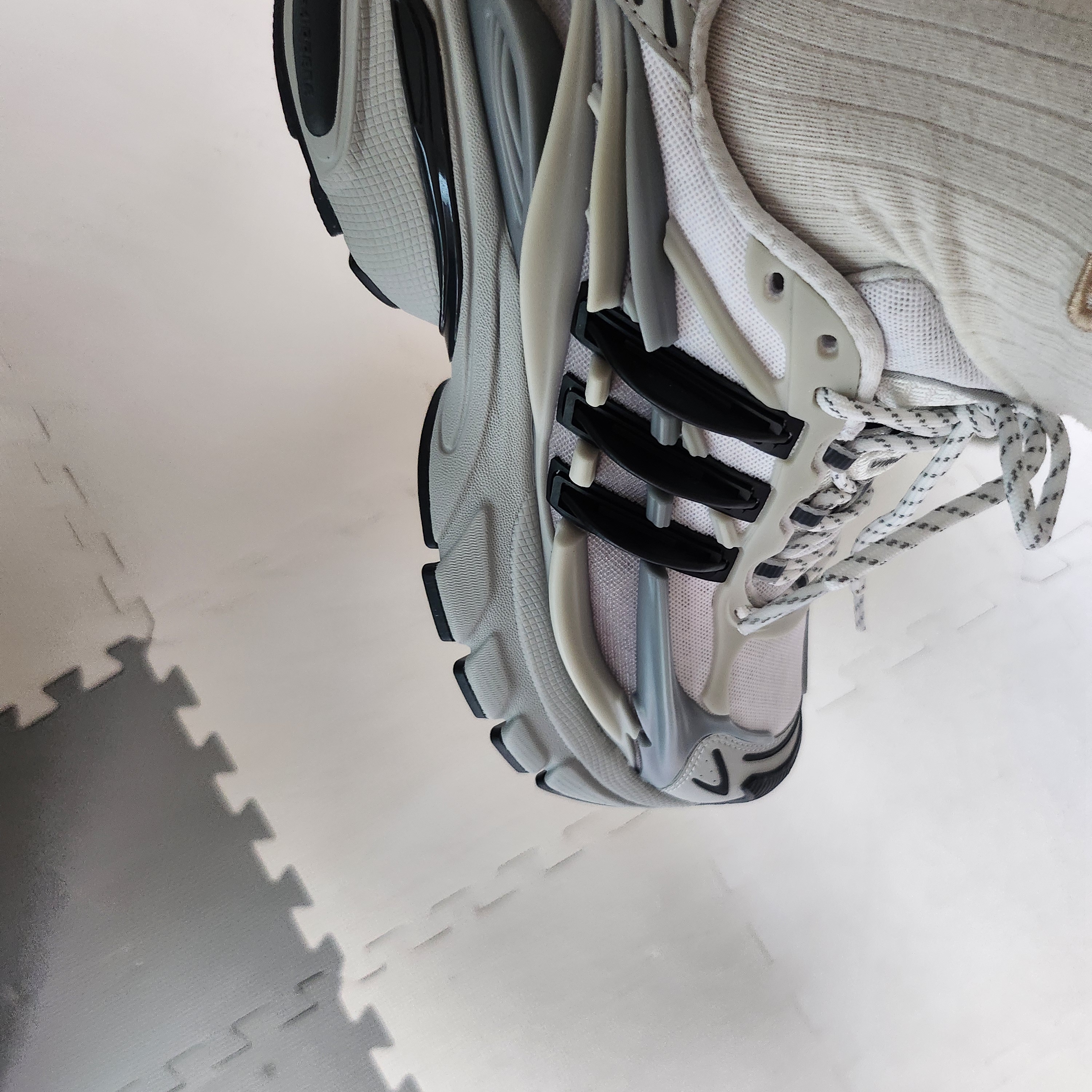 Adidas x Pharrell Williams Adistar Jellyfish Solid Grey Core Black 착용 스타일 - 4
