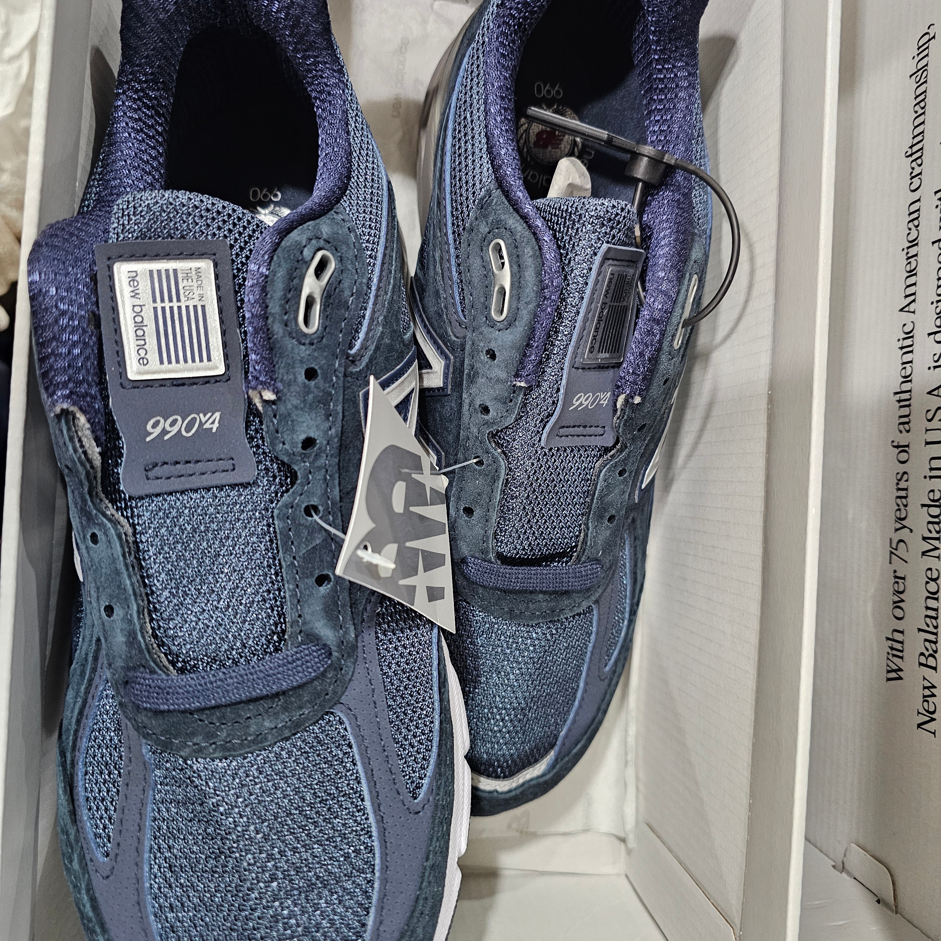 New Balance 990v4 Made in USA Navy Silver 착용 스타일 - 2