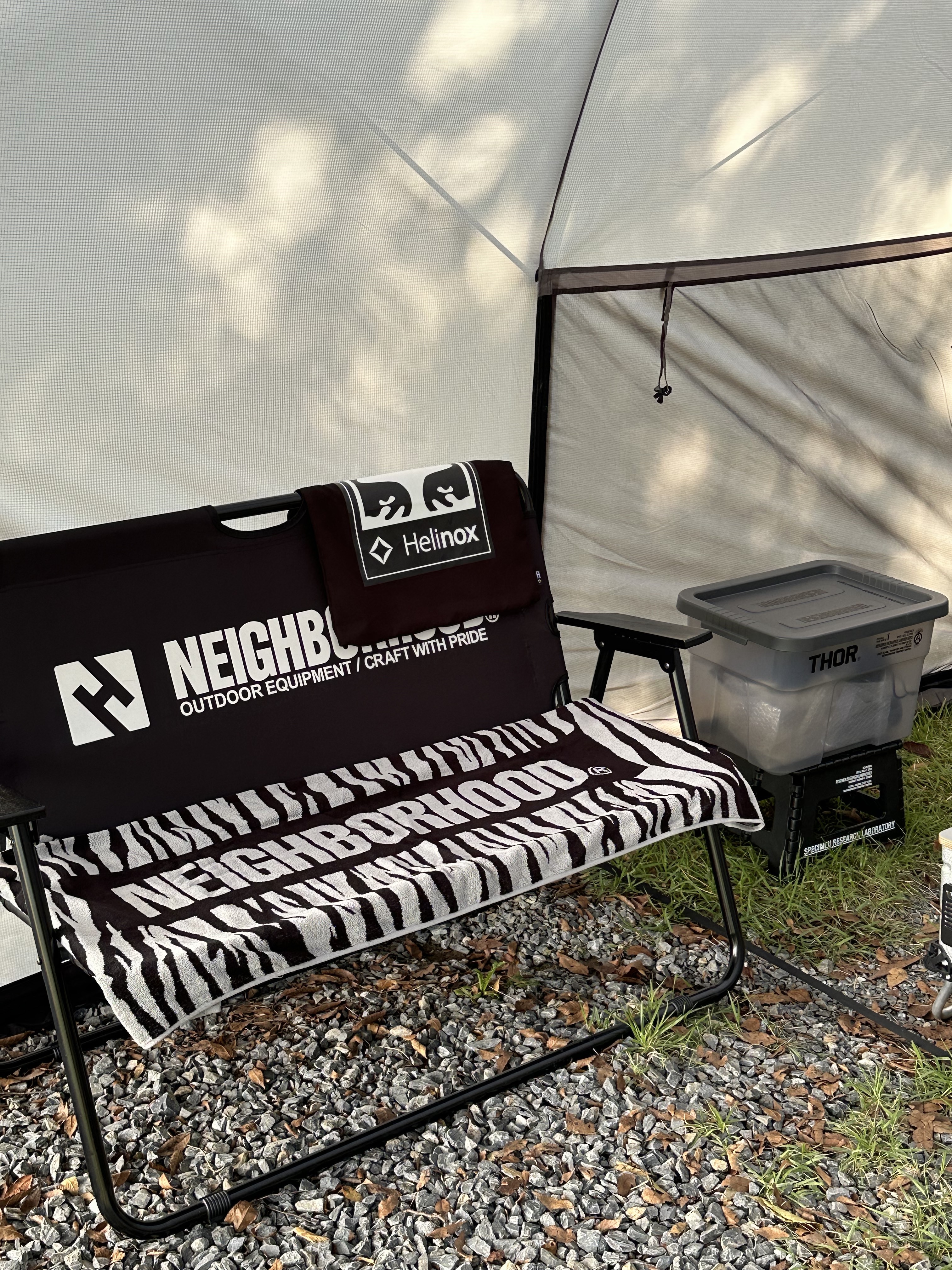 Helinox x Obey T-Shirt Black, IAB Studio x Obey Poster Carpenter Denim Shorts Dusty Black 착용 스타일 - 2