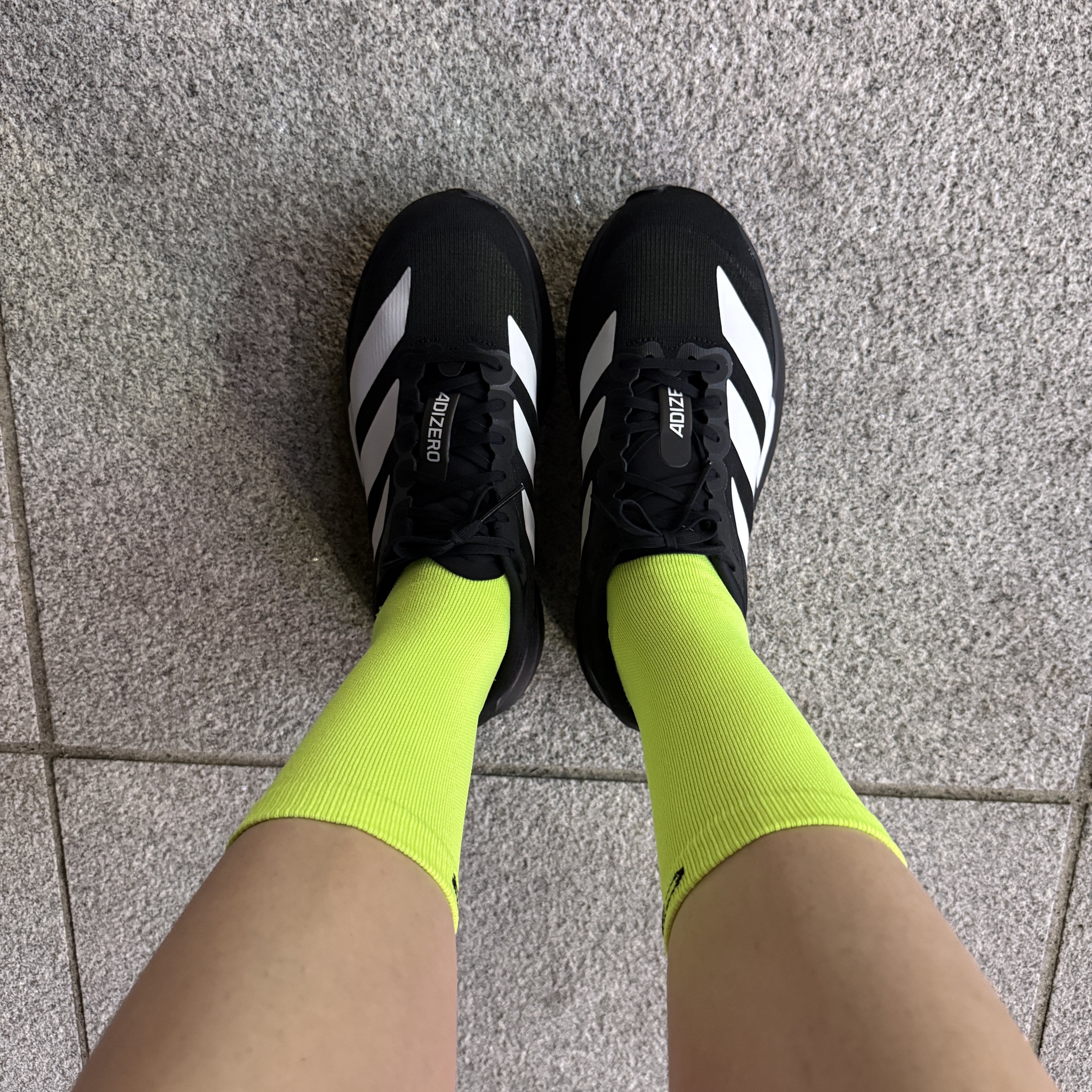 Adidas Adizero EVO SL Core Black Cloud White 착용 스타일 - 2