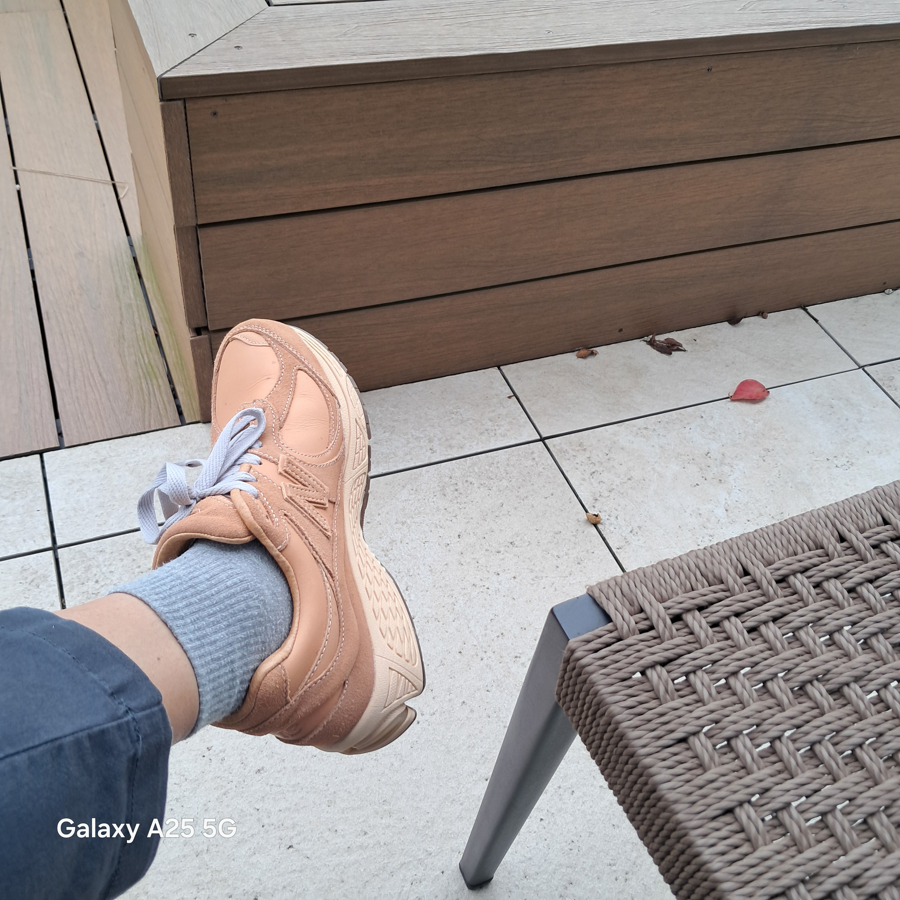 New Balance 2002R Premium Leather Pack Toast 착용 스타일 - 3