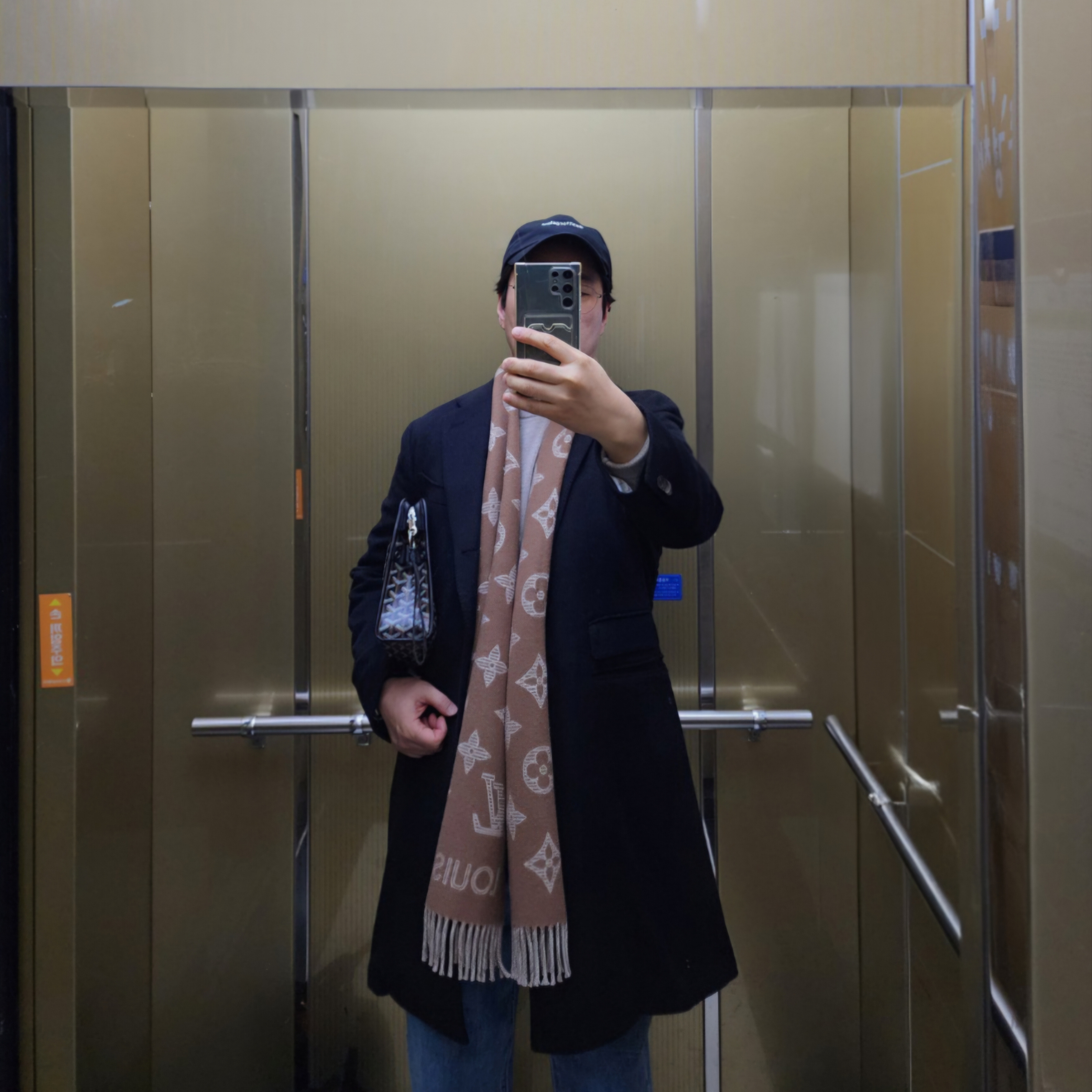 Louis Vuitton Monogram Shadow Muffler S00 Chestnut Brown, Goyard Jouvence MM Toilet Bag Black 착용 스타일