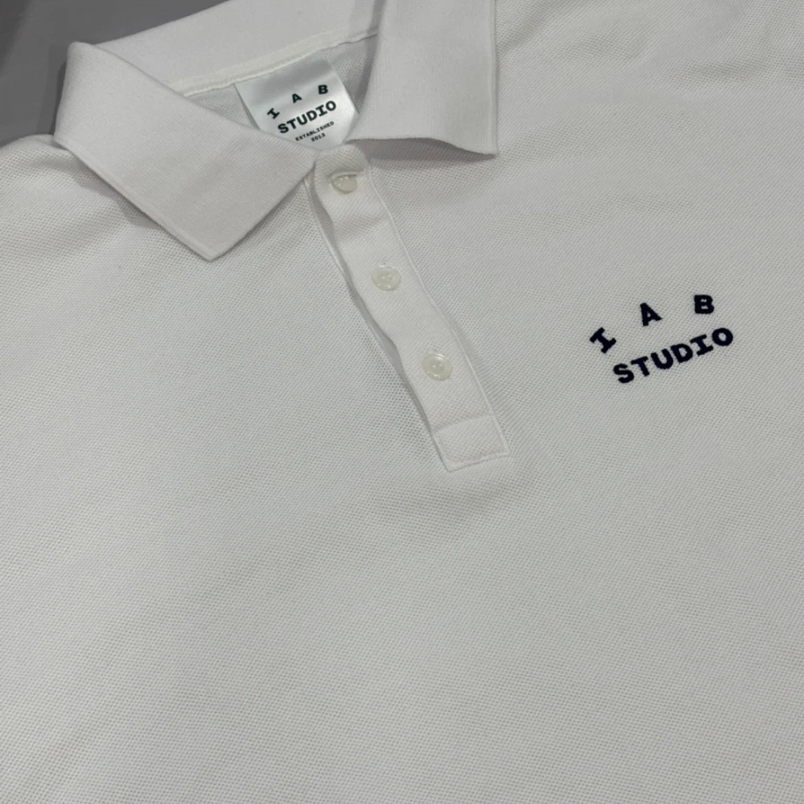IAB Studio Pique T-Shirt White Navy 착용 스타일