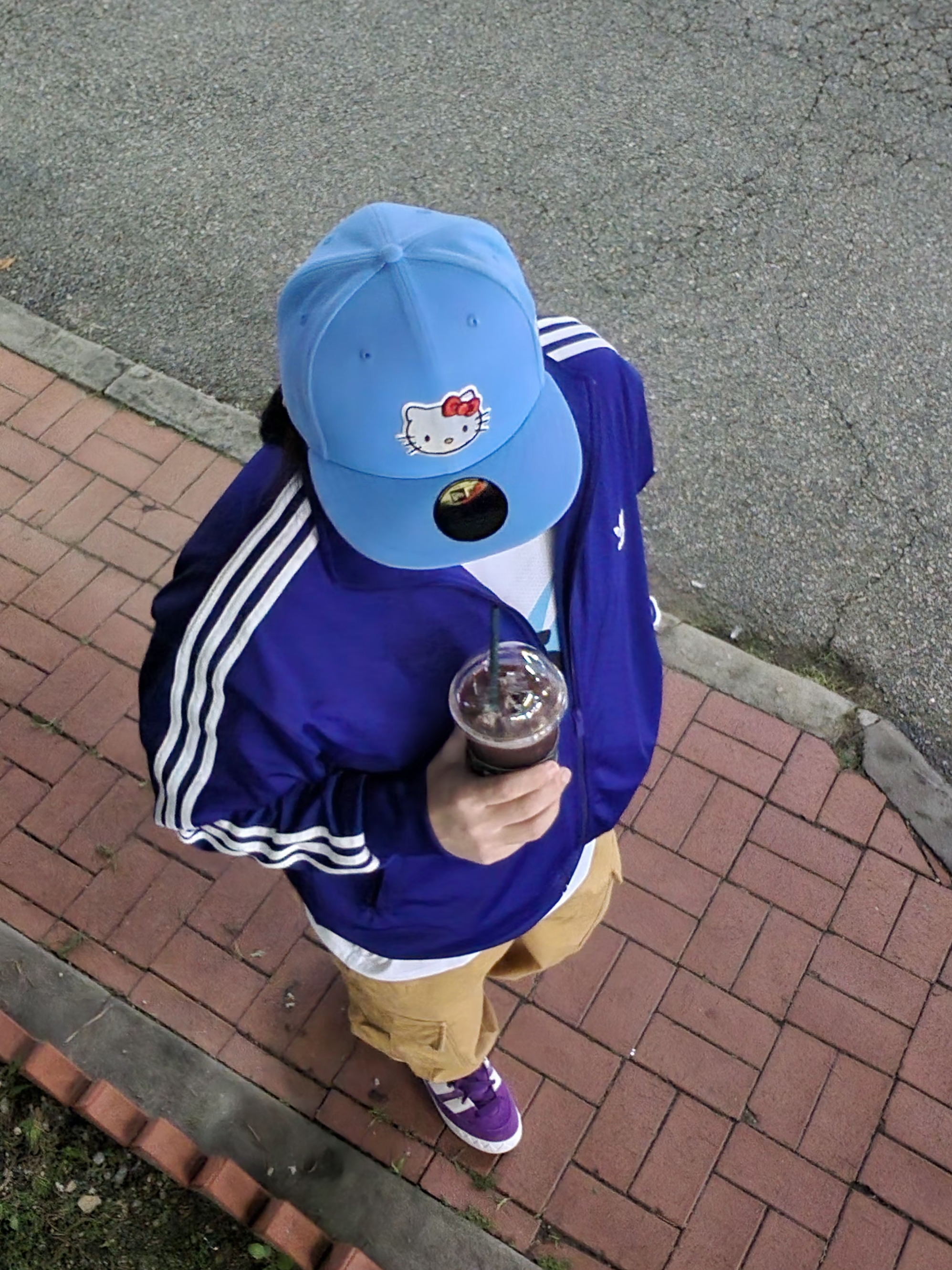 New Era x Hello Kitty Size Cap Radiant Blue, Adidas Adicolor Classic Firebird Track Top Collegiate Purple - KR Sizing 착용 스타일 - 1