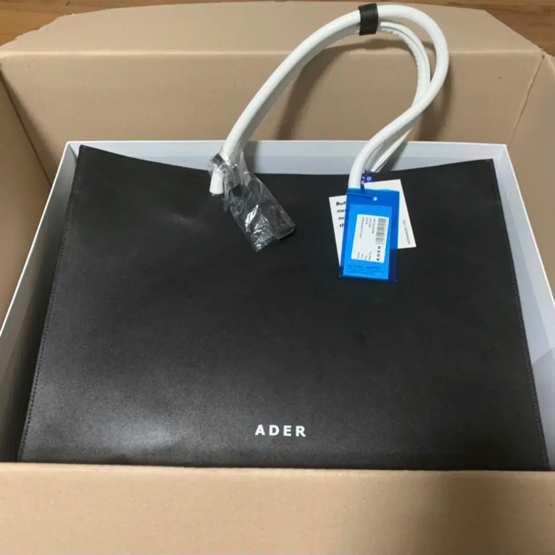 Ader Error Wide Shopper Bag Noir 착용 스타일