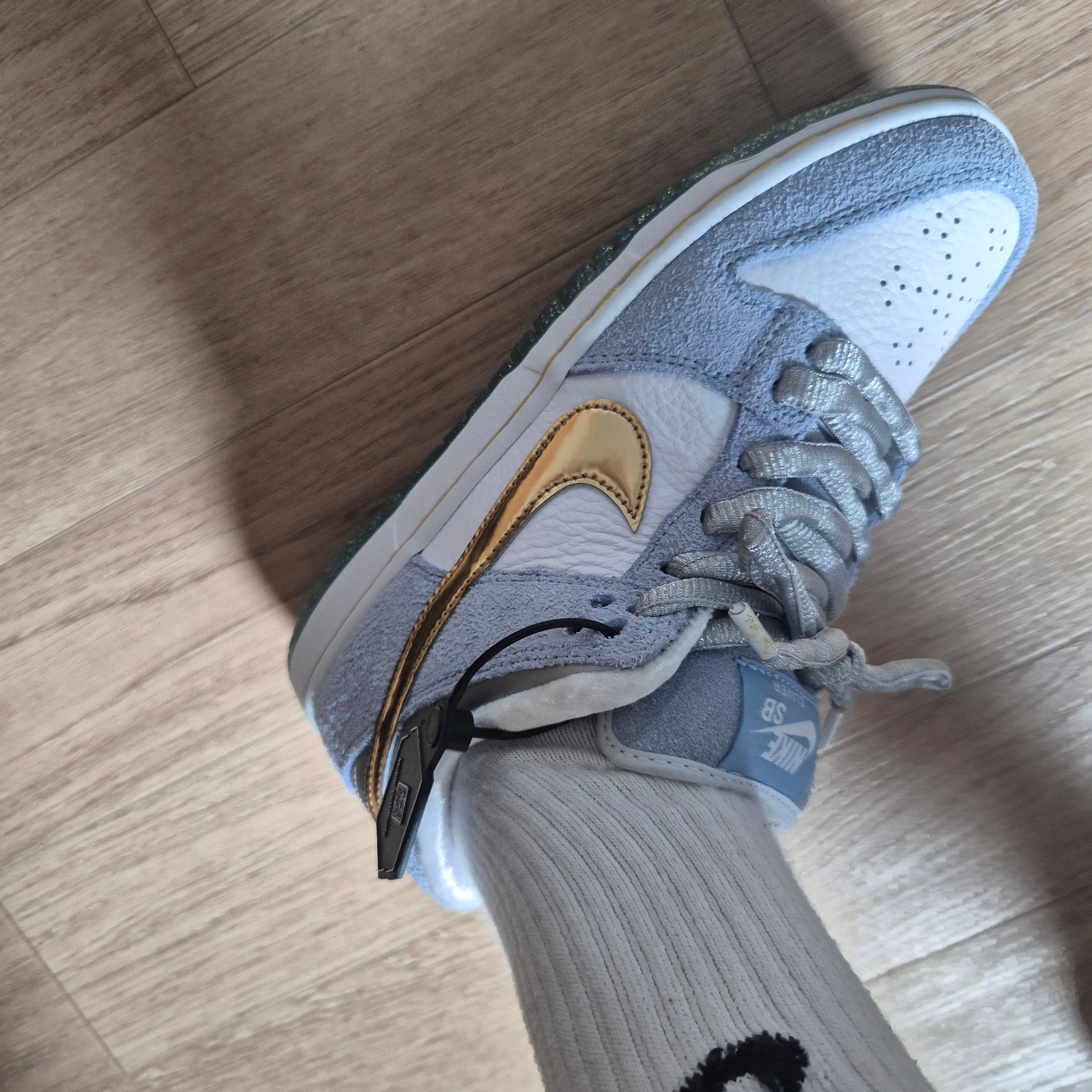 Nike x Sean Cliver SB Dunk Low Holiday Special 착용 스타일 - 2