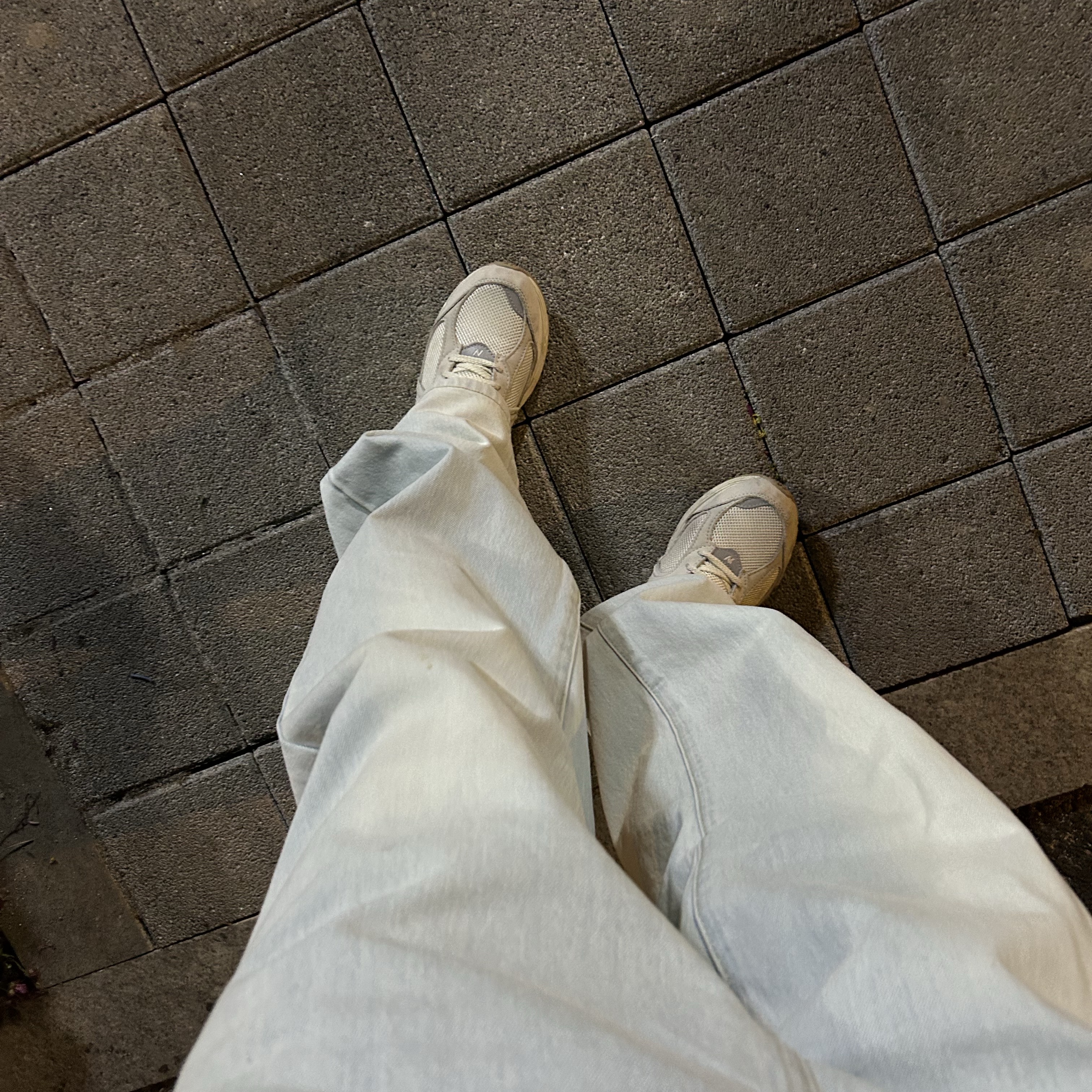 New Balance 2002R White Ivory 착용 스타일