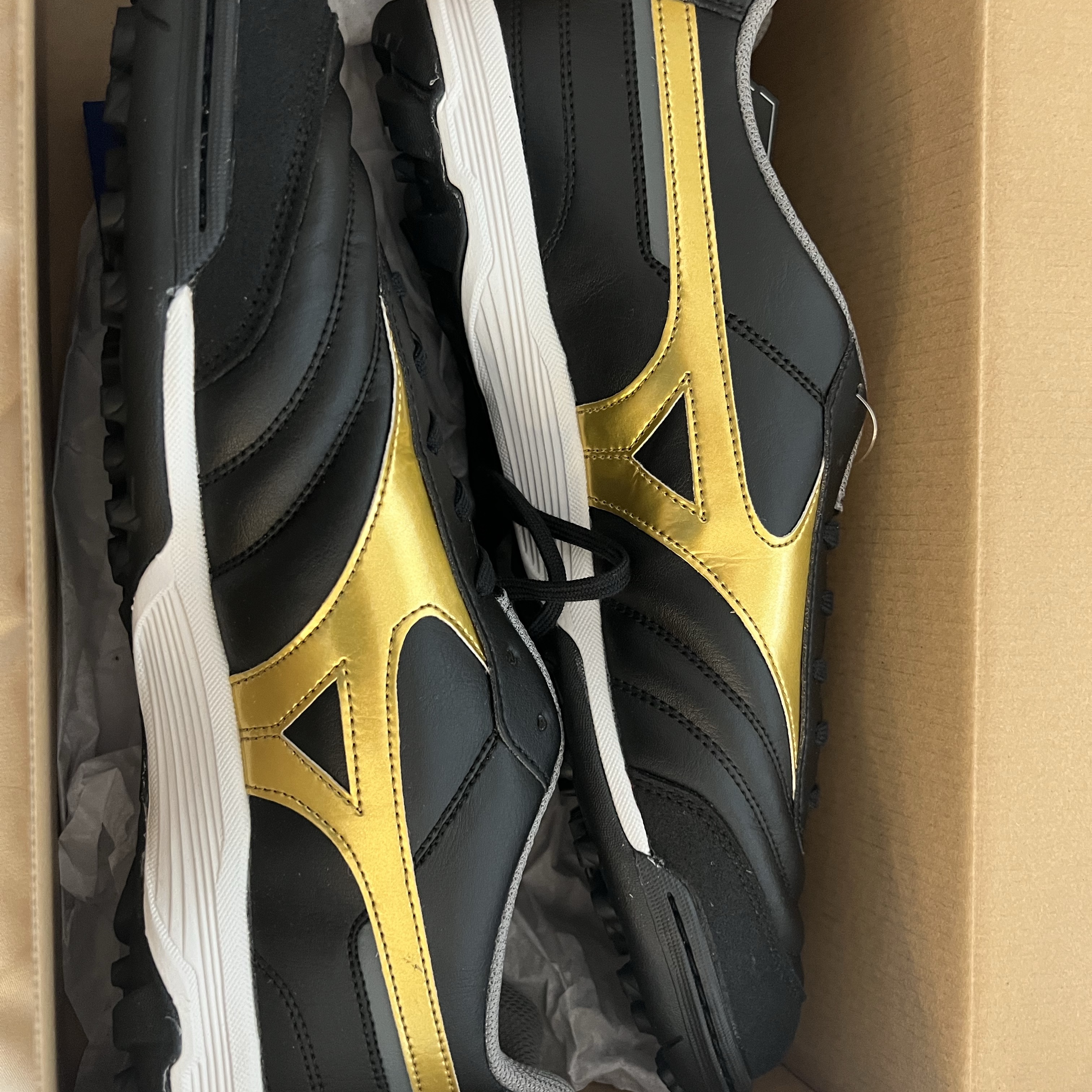 Mizuno Morelia Sala Classic TF Black Gold Dark Shadow 착용 스타일