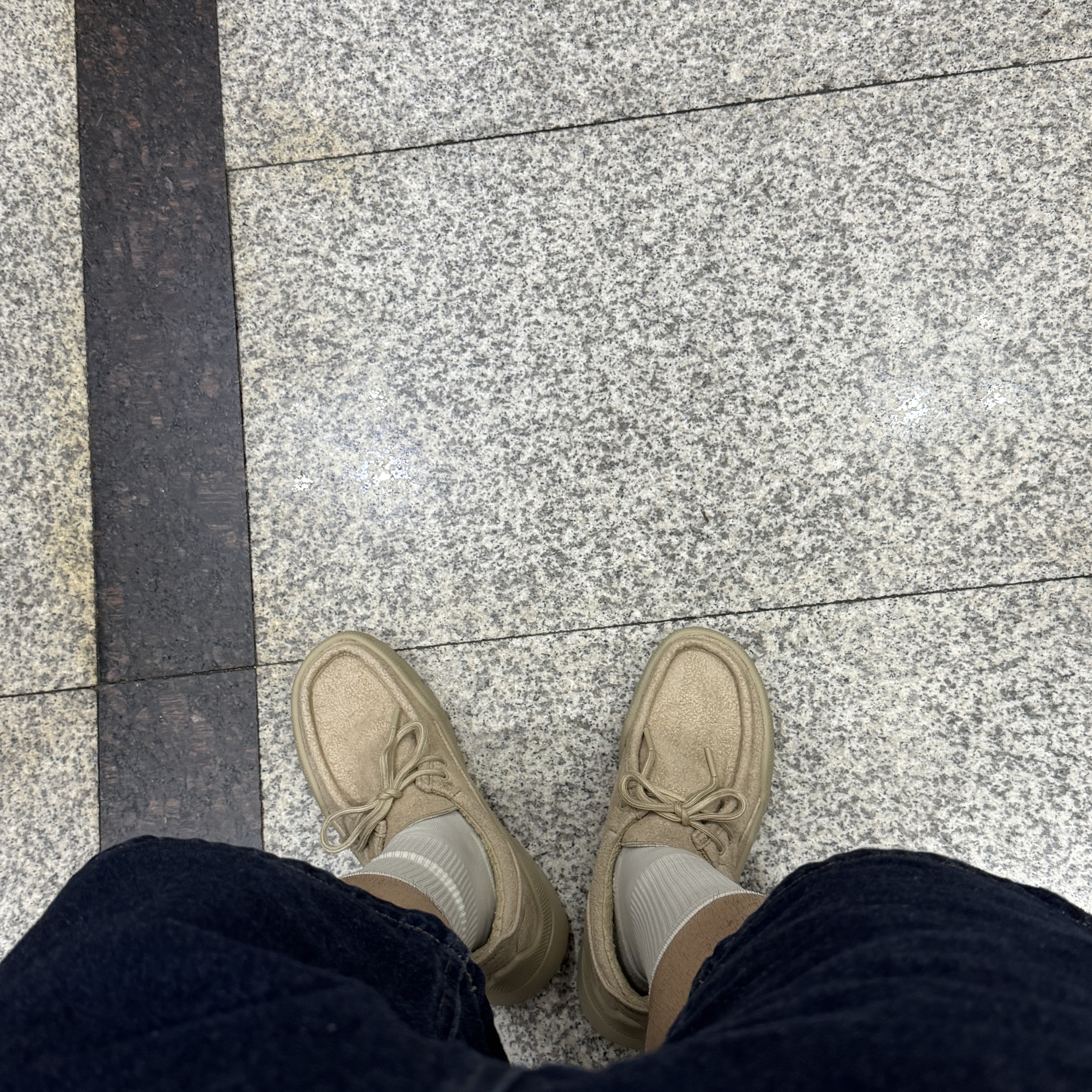 Crocs EXP Gallery Shoe Bark 착용 스타일