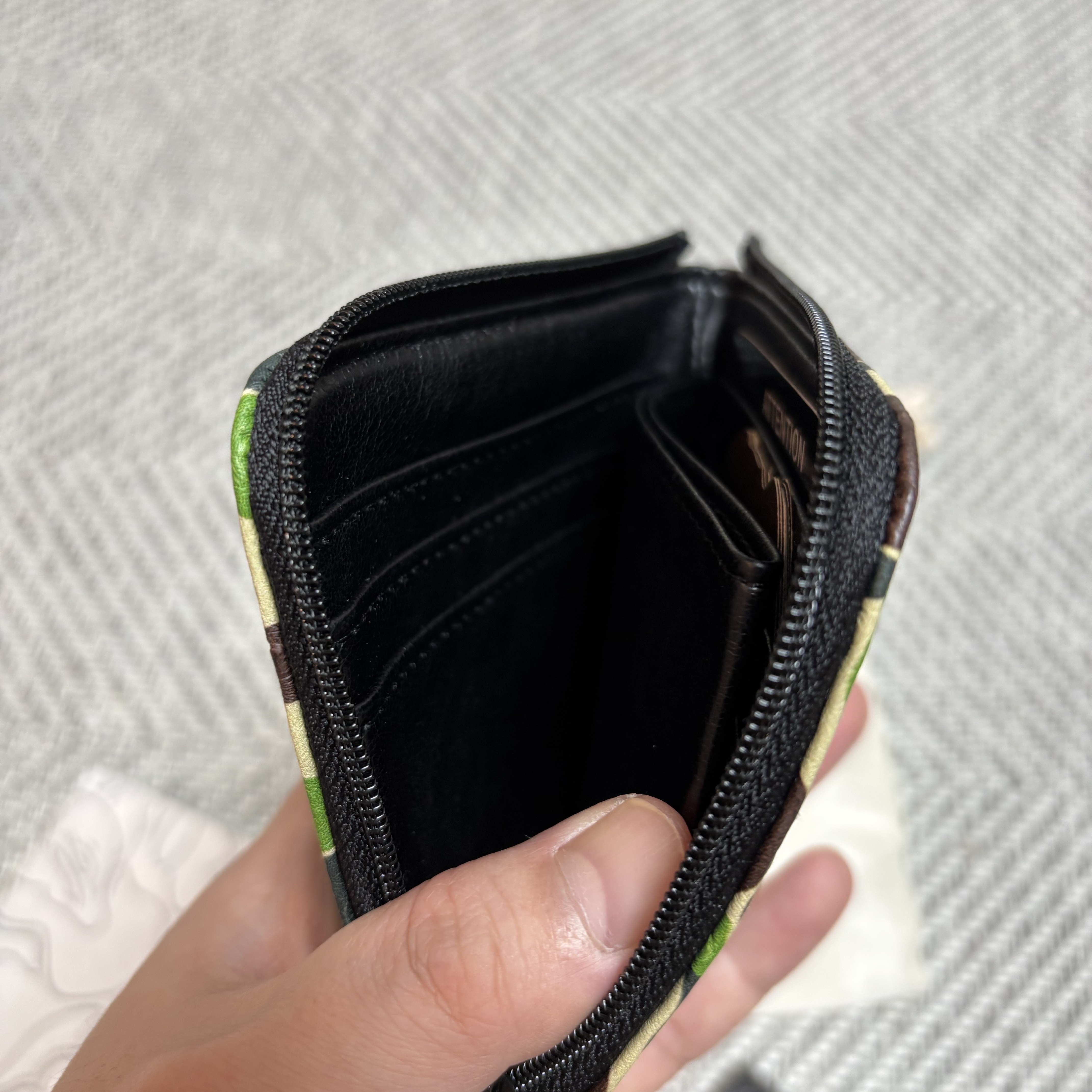BAPE 136 ABC Camo Mini Zipped Wallet Green 착용 스타일 - 2