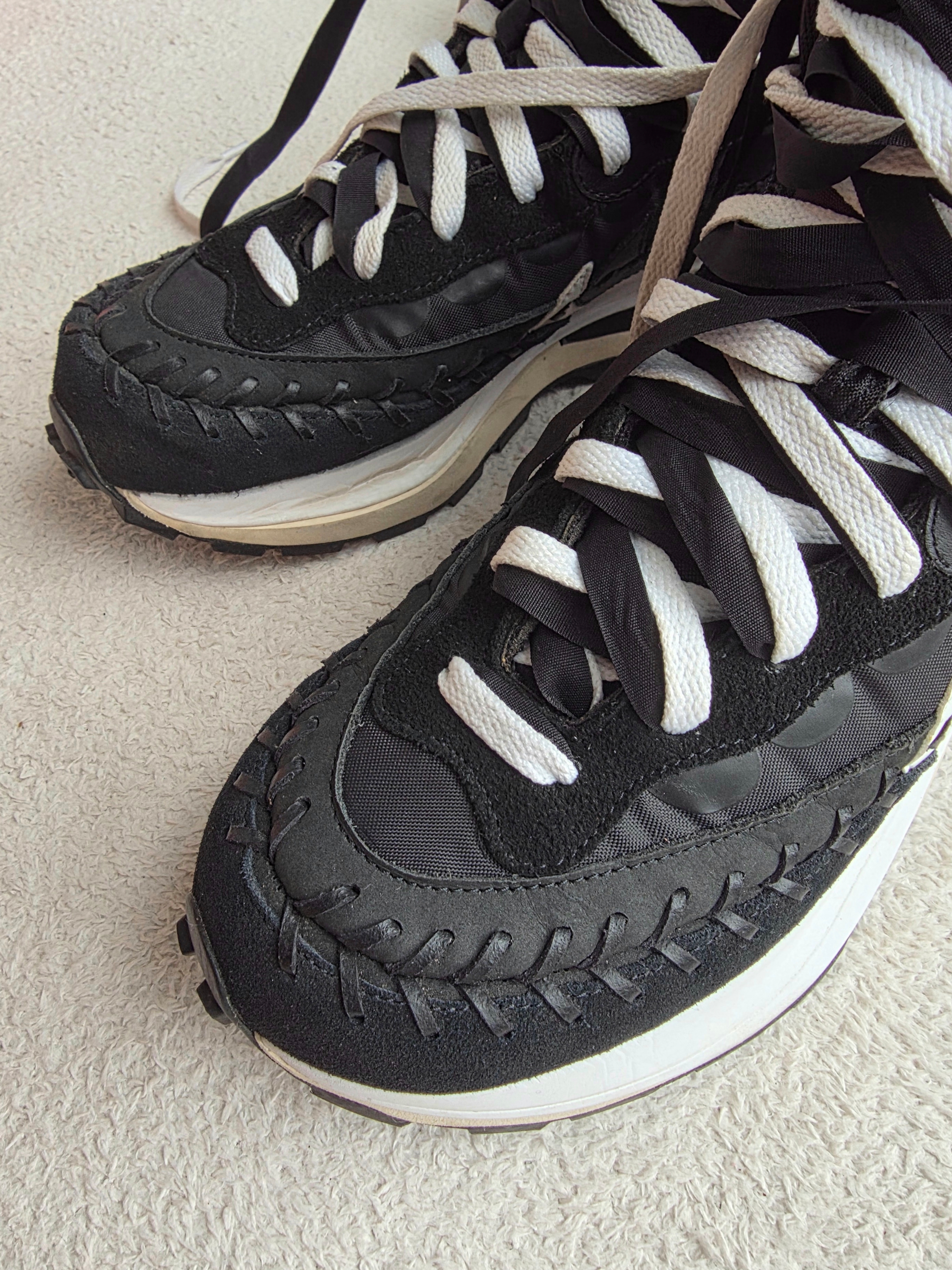 Nike x Sacai x Jean Paul Gaultier VaporWaffle Black White 착용 스타일 - 2