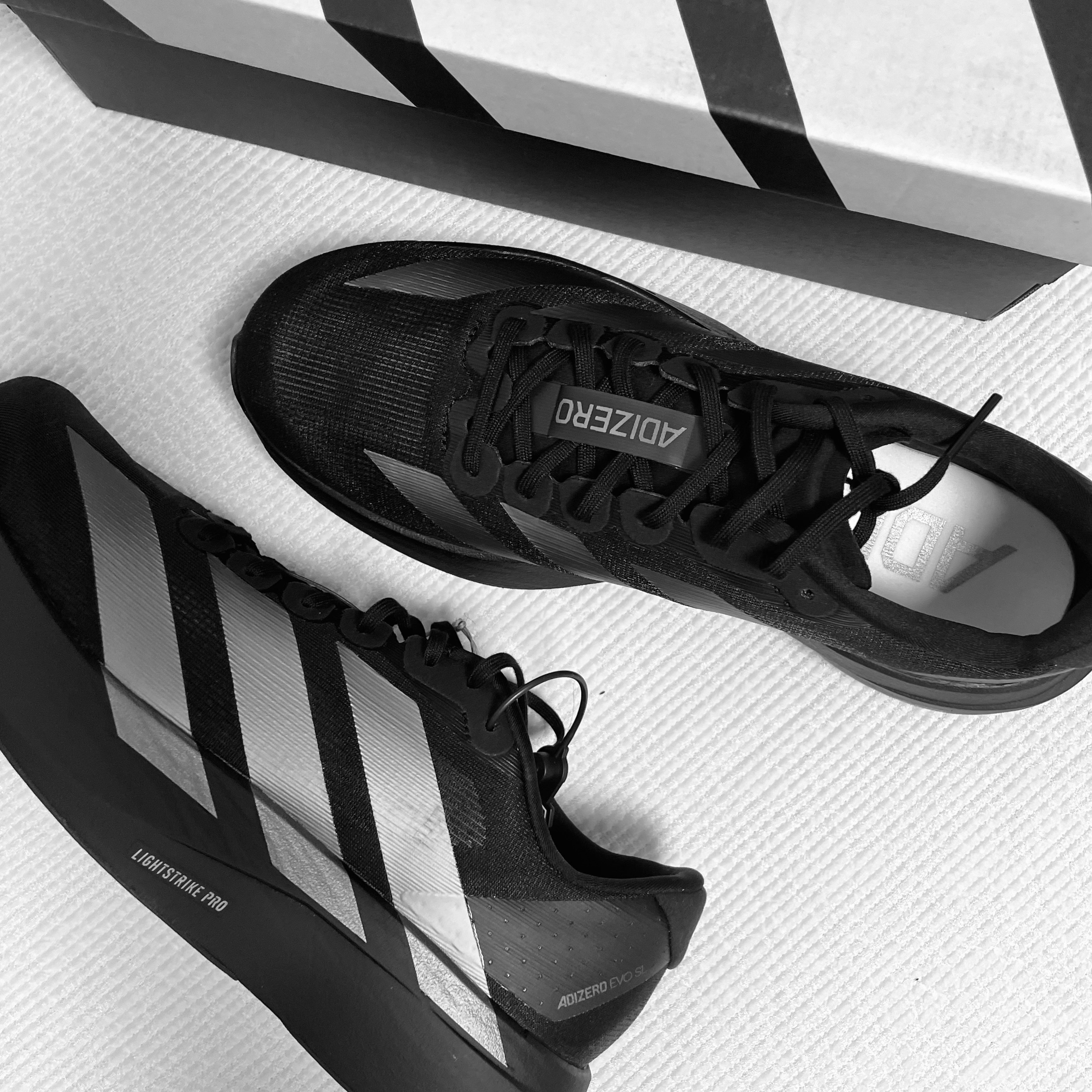 Adidas Adizero EVO SL Core Black Iron Metallic 착용 스타일