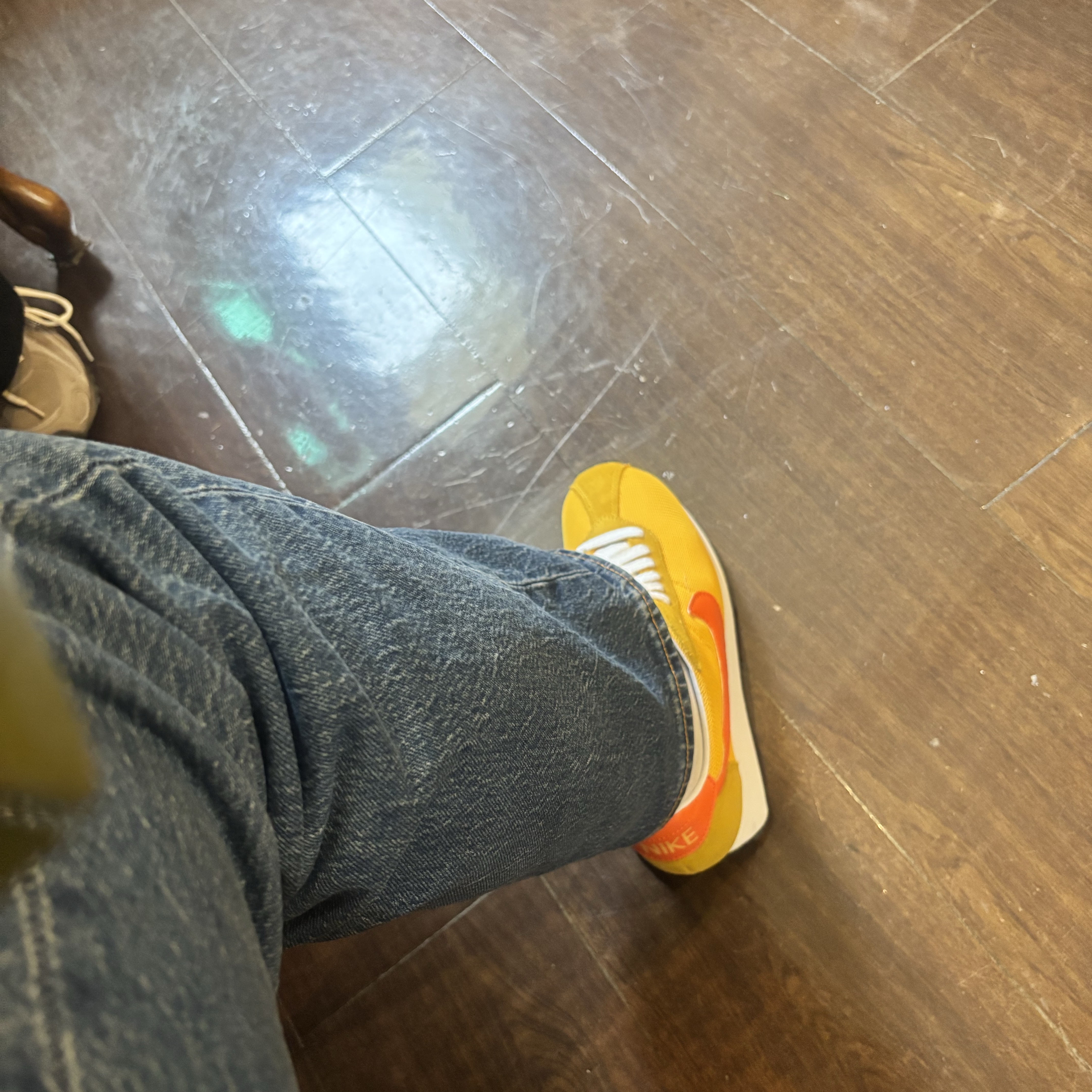 Nike LD-1000 SP University Gold and Safety Orange 착용 스타일