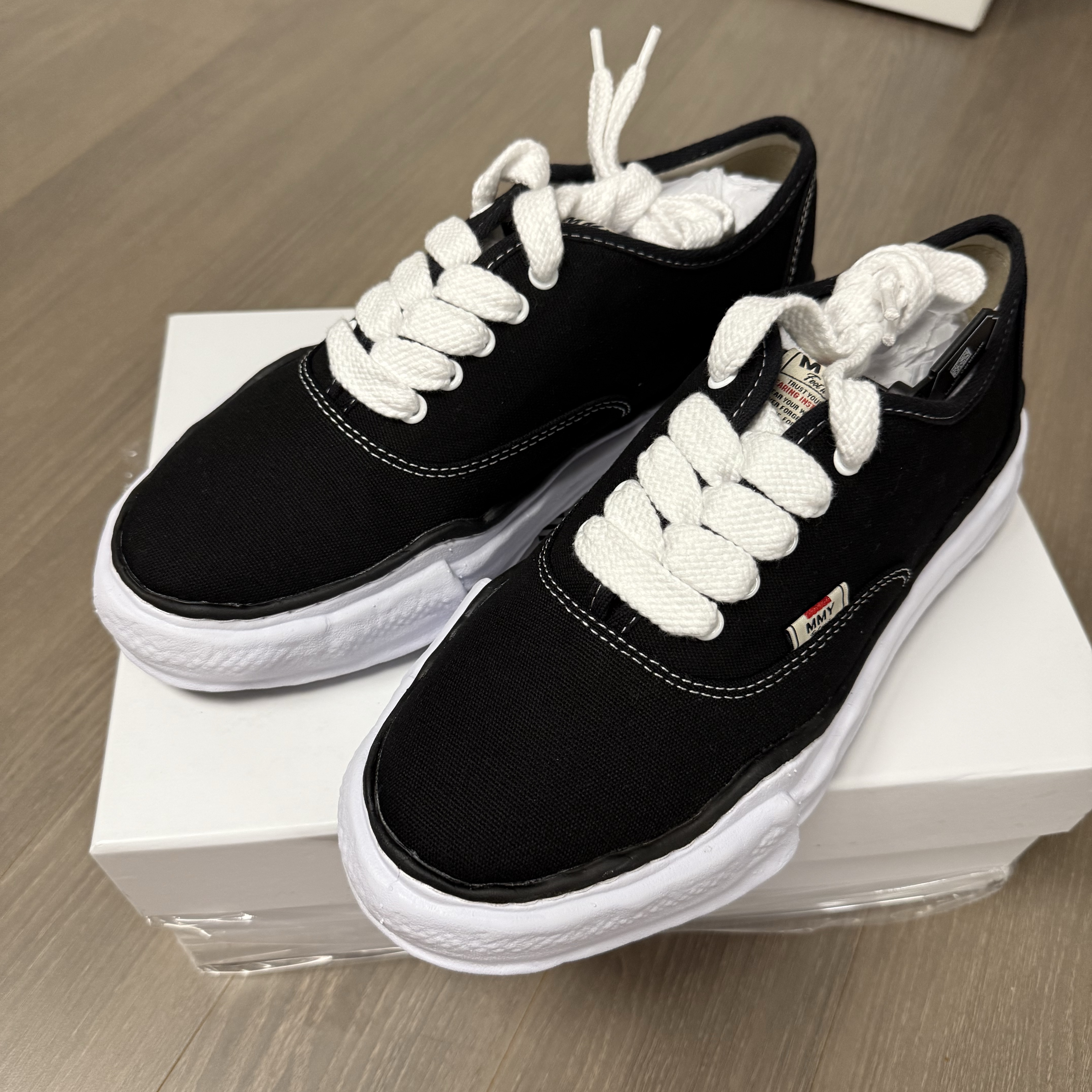 Maison Mihara Yasuhiro Baker OG Sole Canvas Low Cut Sneakers Black 착용 스타일 - 2