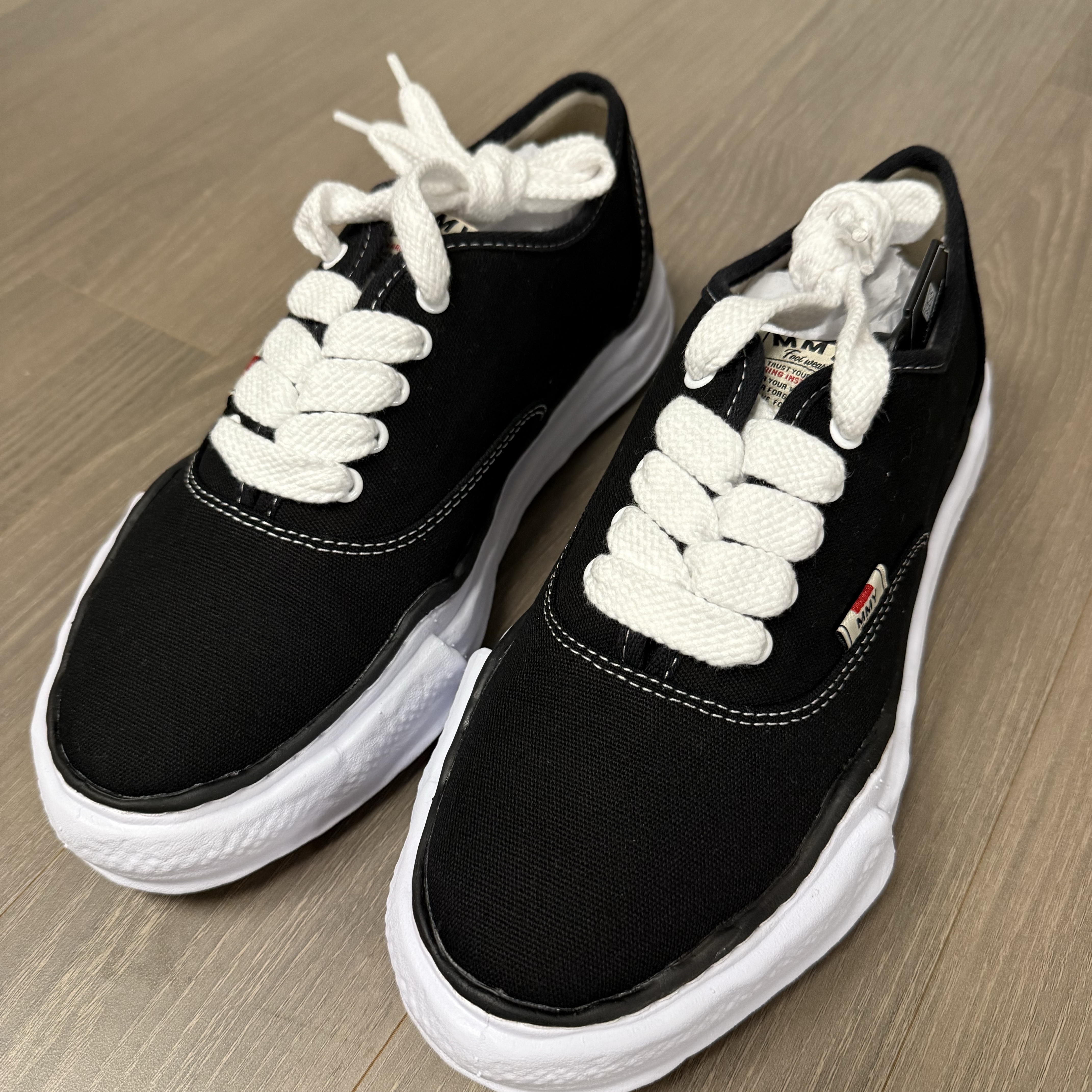 Maison Mihara Yasuhiro Baker OG Sole Canvas Low Cut Sneakers Black 착용 스타일 - 3