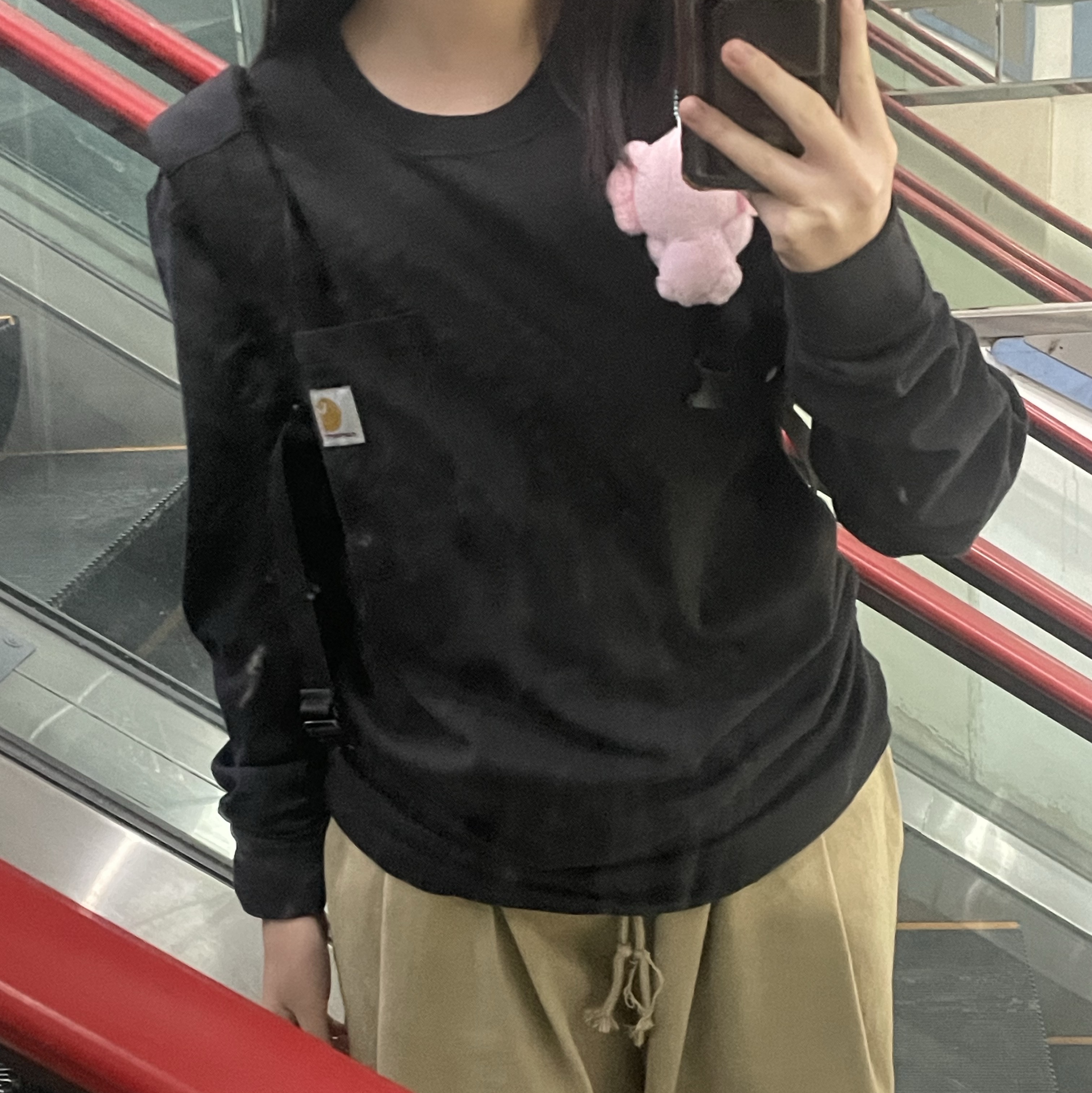 Carhartt Loose Fit Heavyweight Regular Long Sleeve Pocket T-Shirt Black 착용 스타일