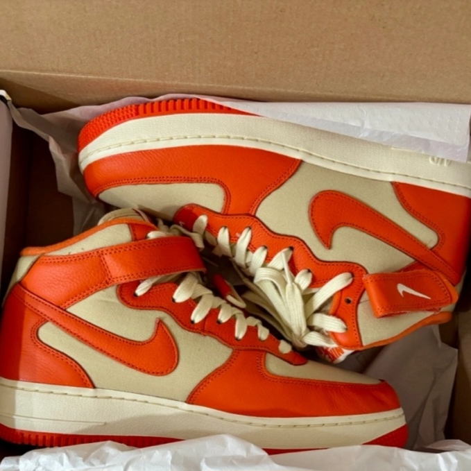 Nike Air Force 1 '07 Mid Team Gold and Safety Orange 착용 스타일