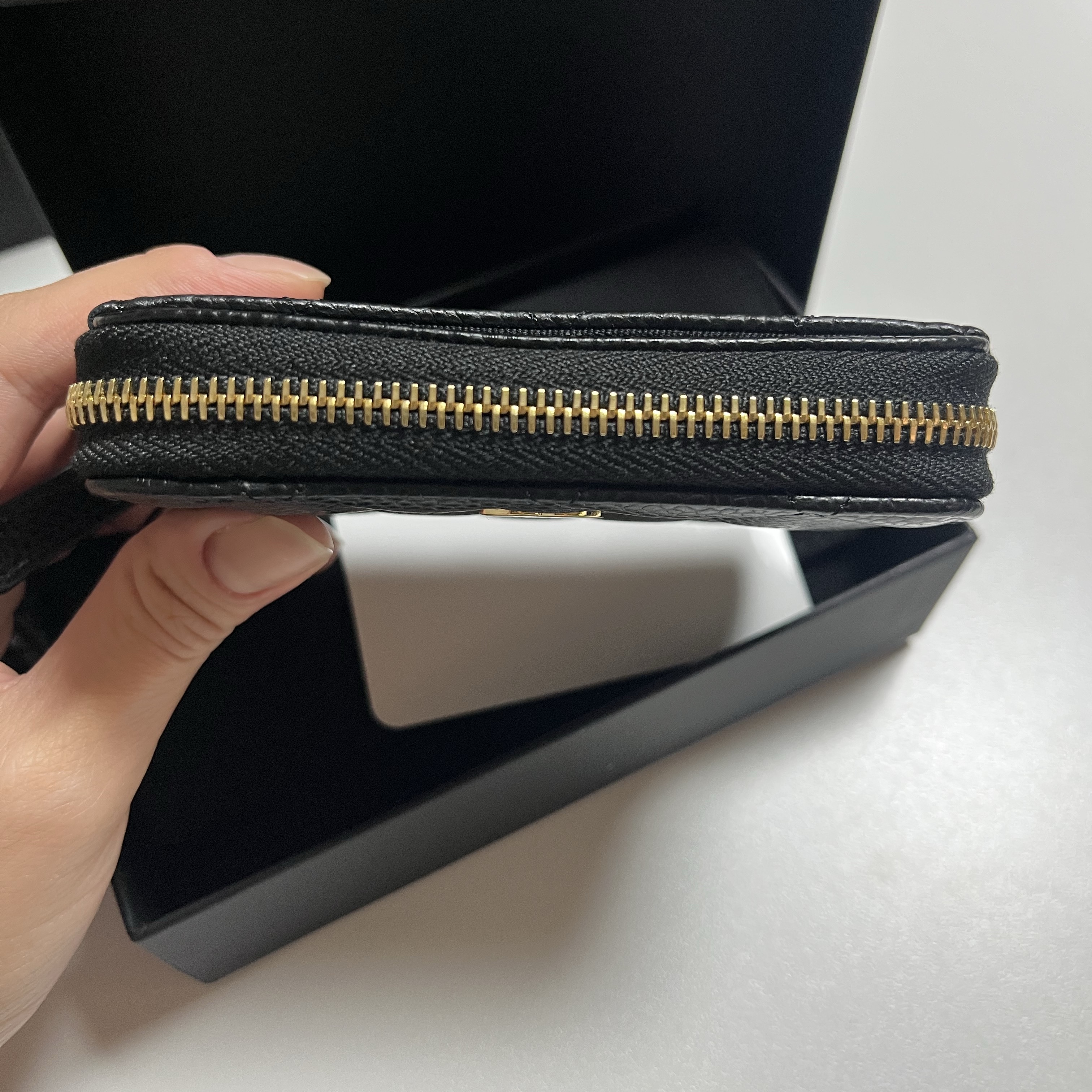 Chanel Classic Zipped Coin Purse Grained Calfskin & Gold Black 착용 스타일 - 2