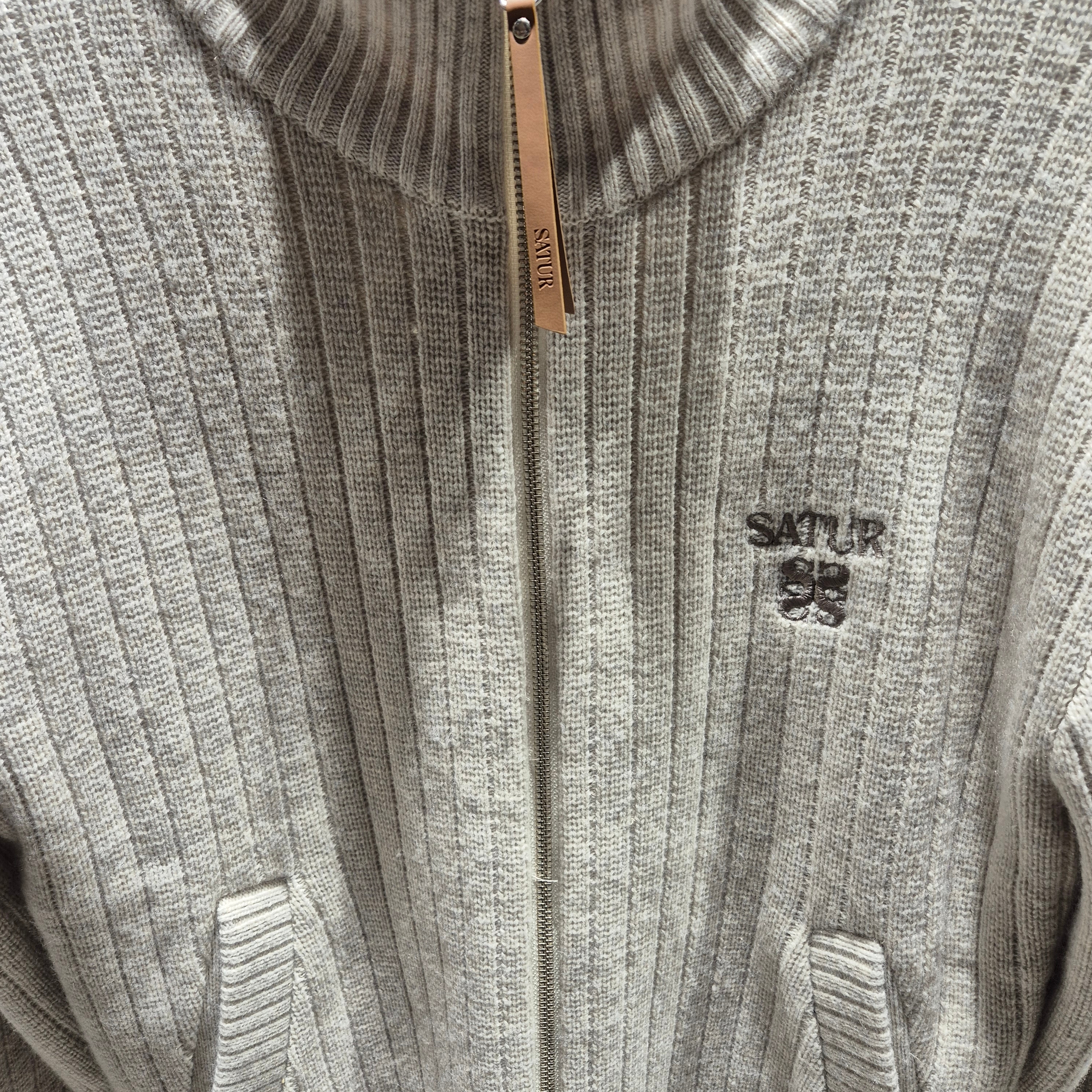 SATUR W Signature Logo Knit Zip-up Beige 착용 스타일