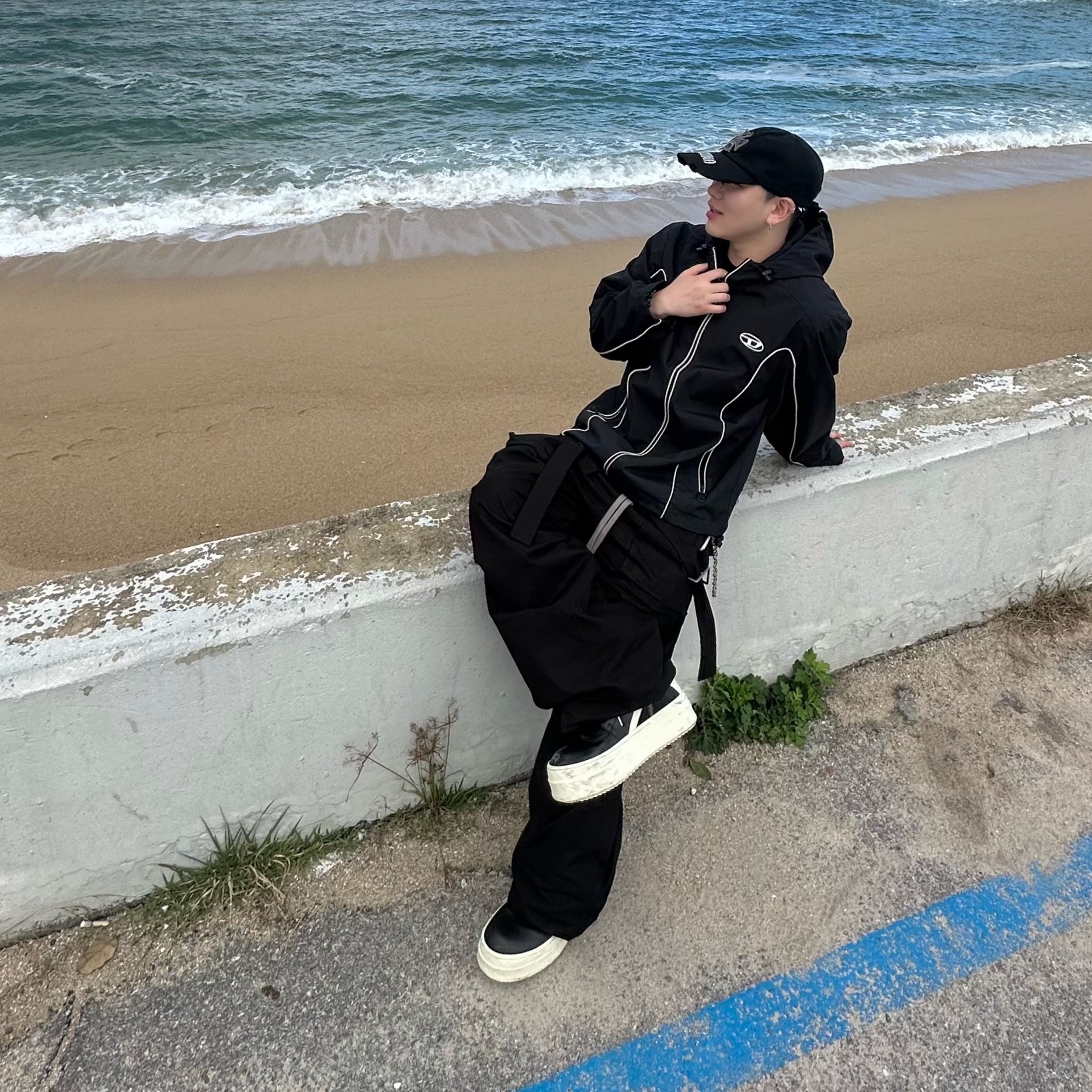 Diesel J-Hives Windbreaker with Contrast Piping Black, ETCE Cross Destroyed Cap Black 착용 스타일 - 1