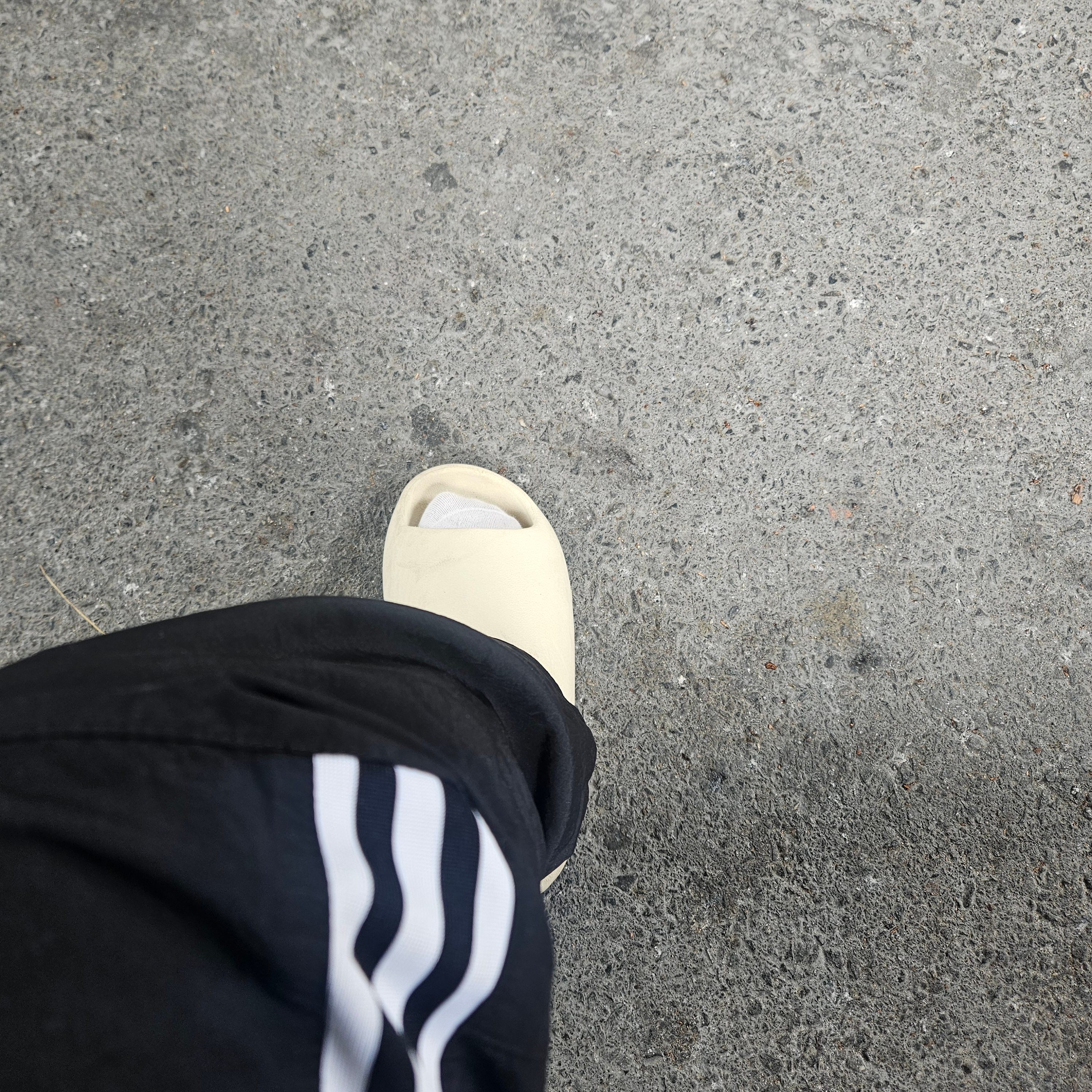 Adidas Yeezy Slide Bone 2022/2023 착용 스타일