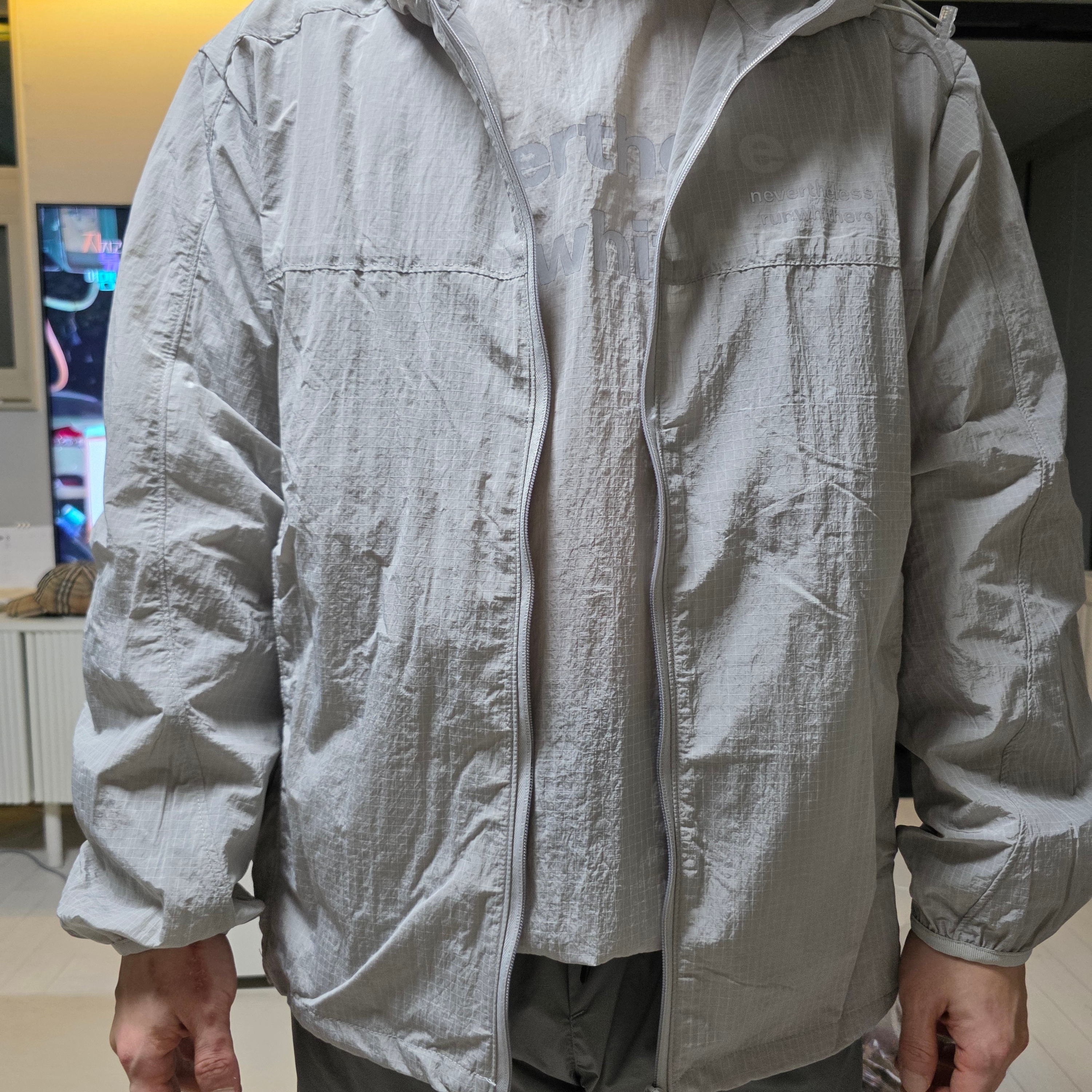 [KREAM 단독] runwhither Windbreaker Jacket V2 Gray 착용 스타일 - 2