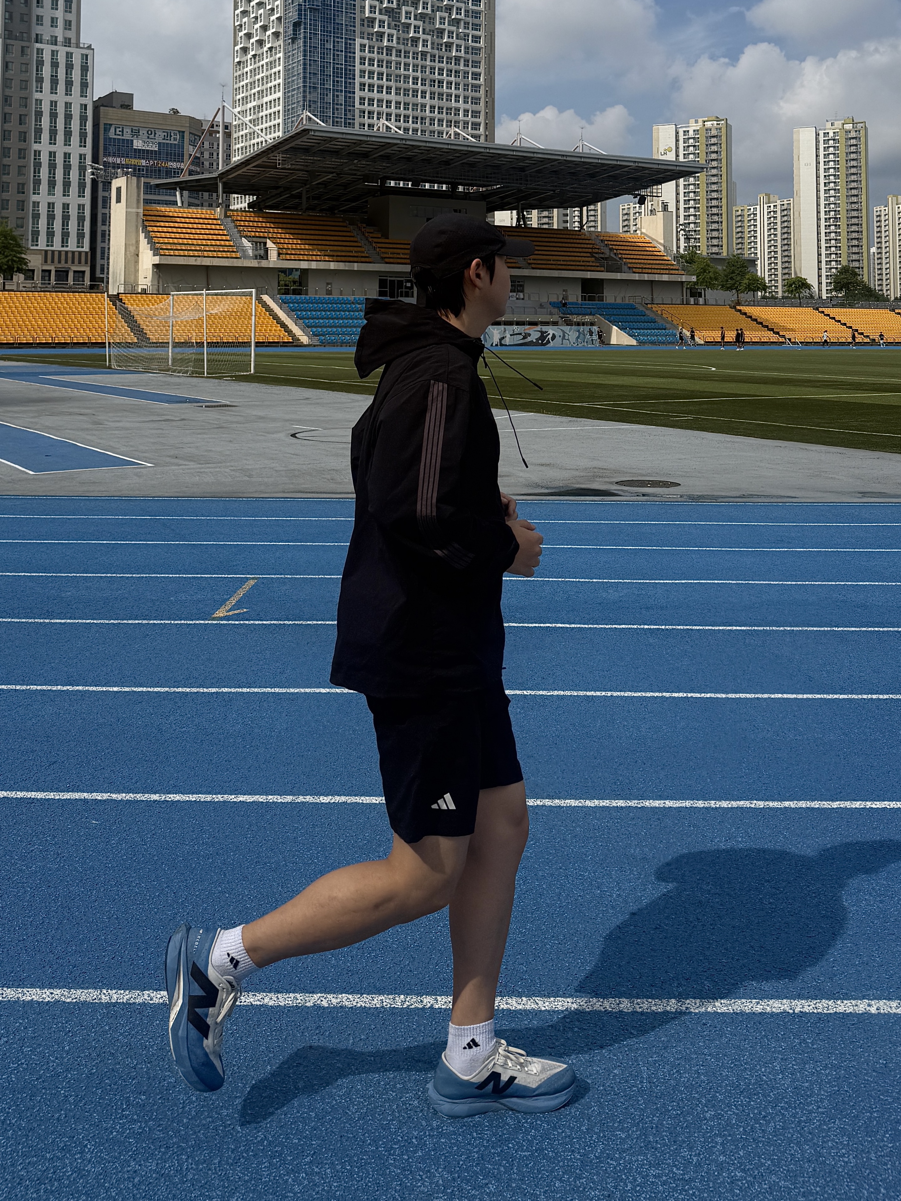 New Balance FuelCell Rebel v4 Blue Laguna Reflection - 2E Wide, Adidas Adizero Essential Running Split Shorts Black - KR Sizing 착용 스타일 - 1