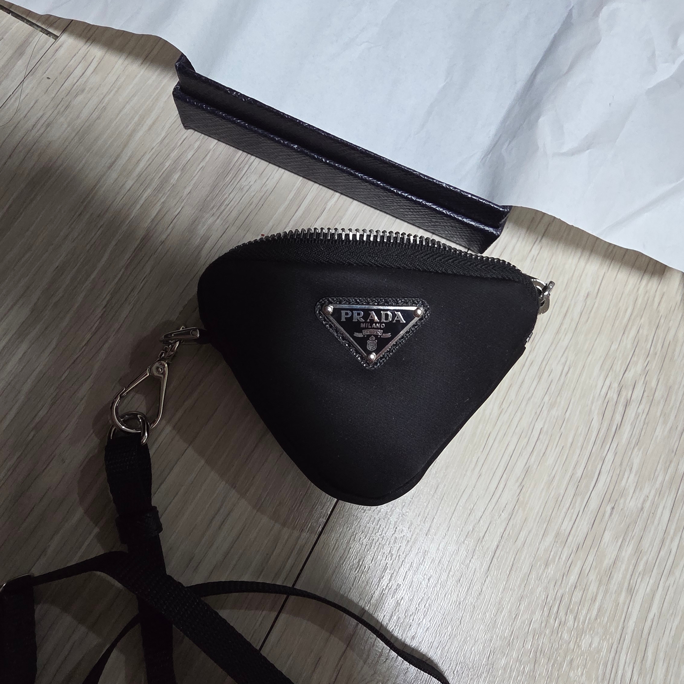 Prada Re-Nylon Mini Pouch Black 착용 스타일 - 5