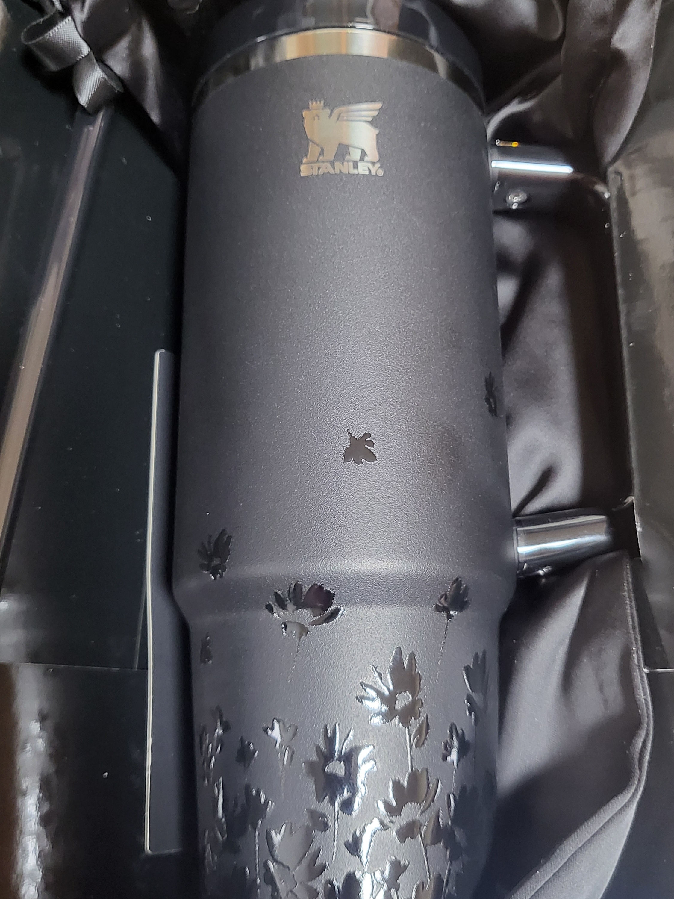 Stanley x Jennie 1913 Quencher Luxe Tumbler 887ml Midnight Ruby, Stanley x Jennie 1913 All Day Slim Luxe Bottle 355ml Midnight Ruby 착용 스타일 - 4