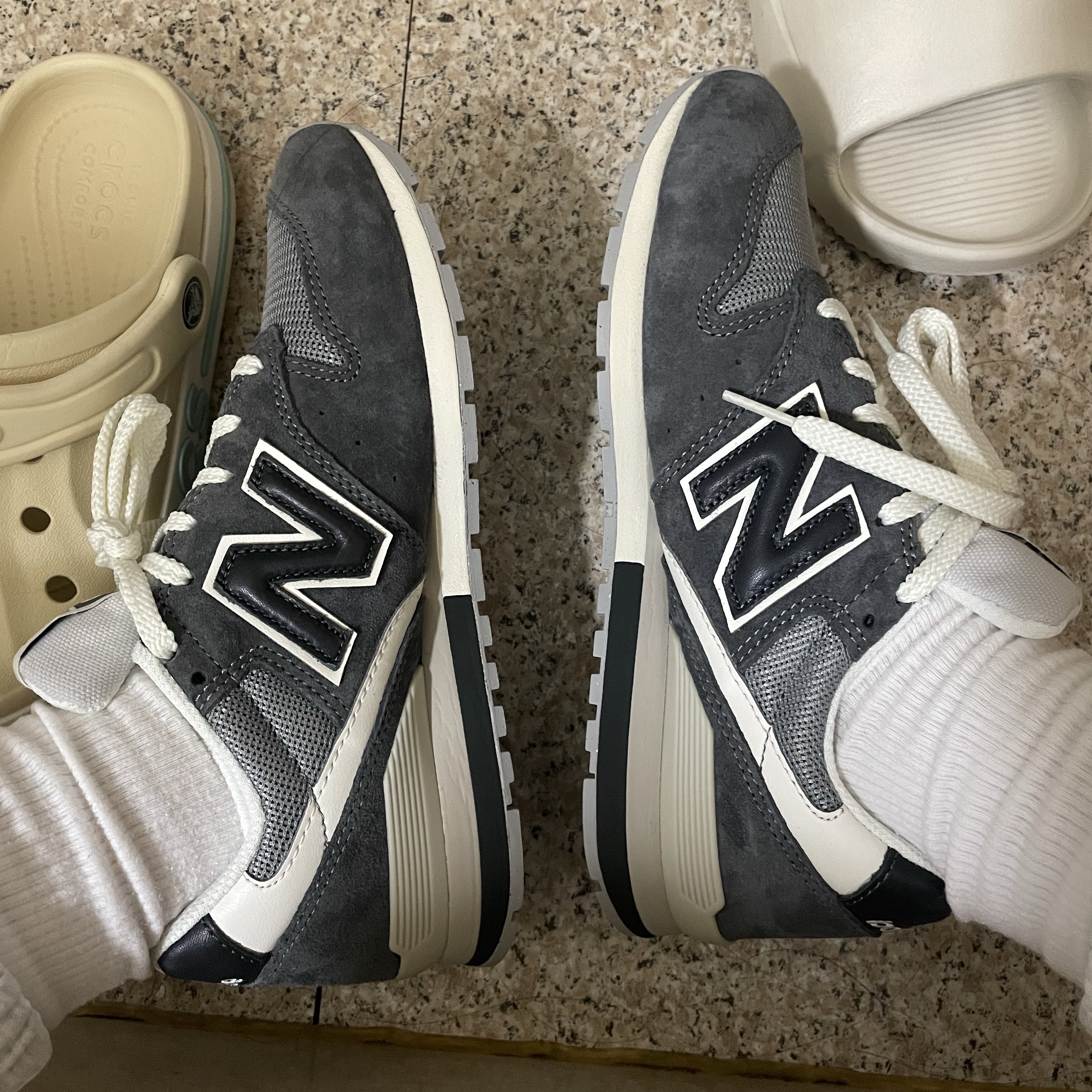 New Balance 996 Castlerock Shadow Grey 착용 스타일