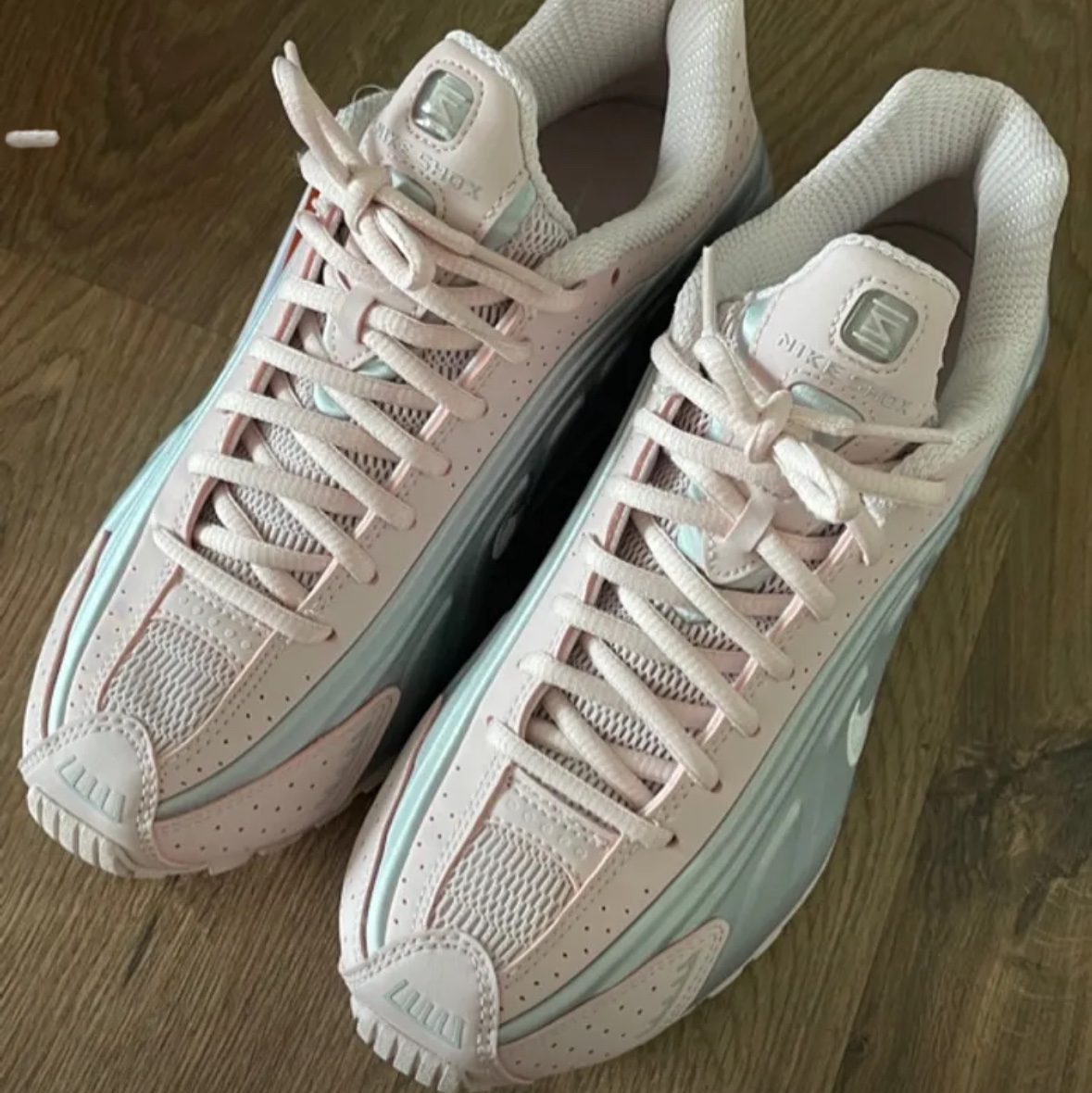 (W) Nike Shox R4 Barely Rose Metallic Platinum 착용 스타일