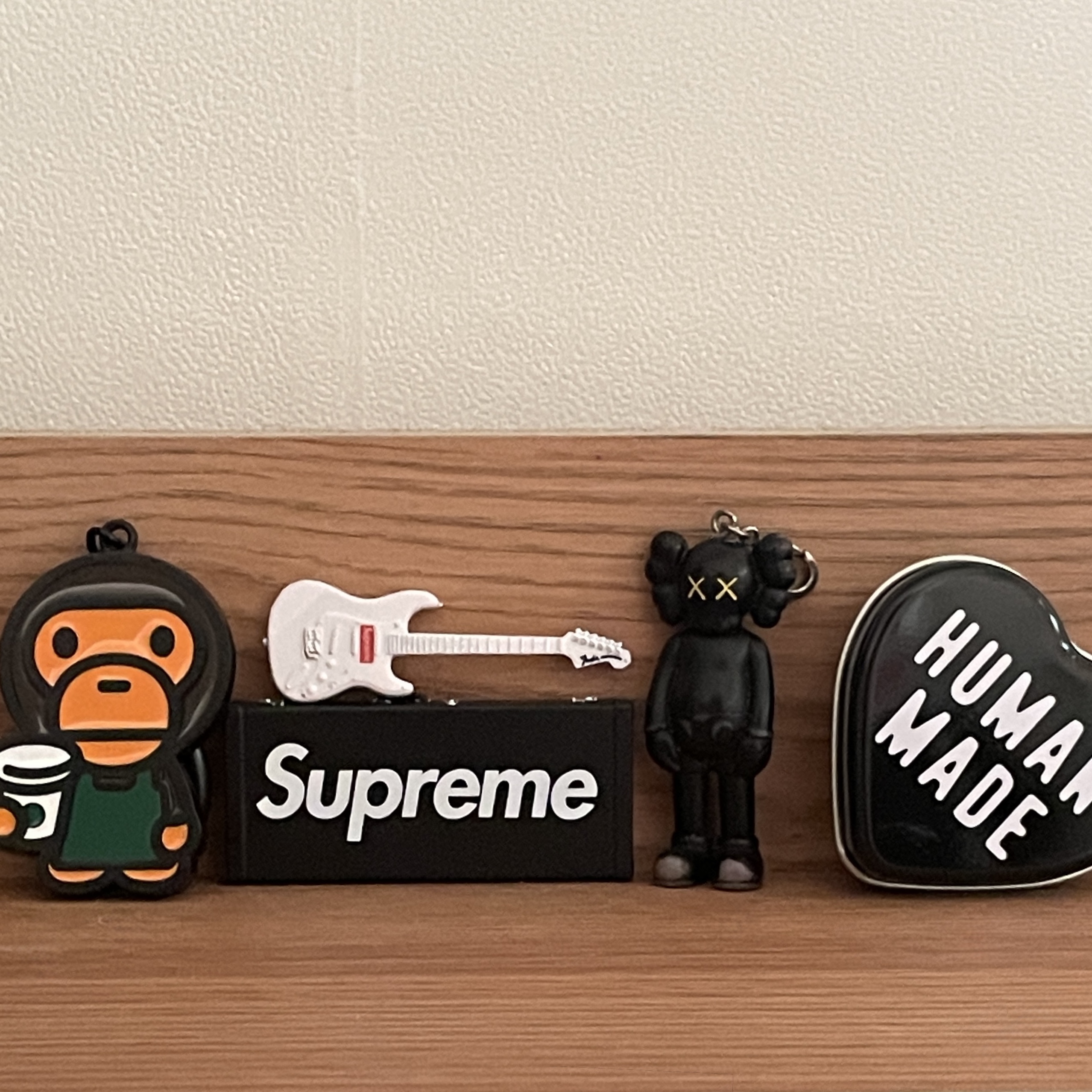Kaws Tokyo First Companion Keychain Black, Starbucks x BAPE Baby Milo Keychain 착용 스타일