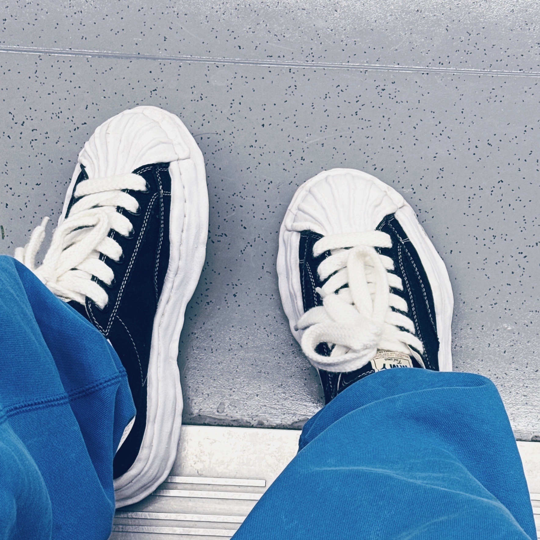 Maison Mihara Yasuhiro Blakey OG Sole Canvas Low-top Sneakers Black White, Nike x Stussy NRG Acid Washed Fleece Pants Game Royal (DR4025-480) 착용 스타일 - 2