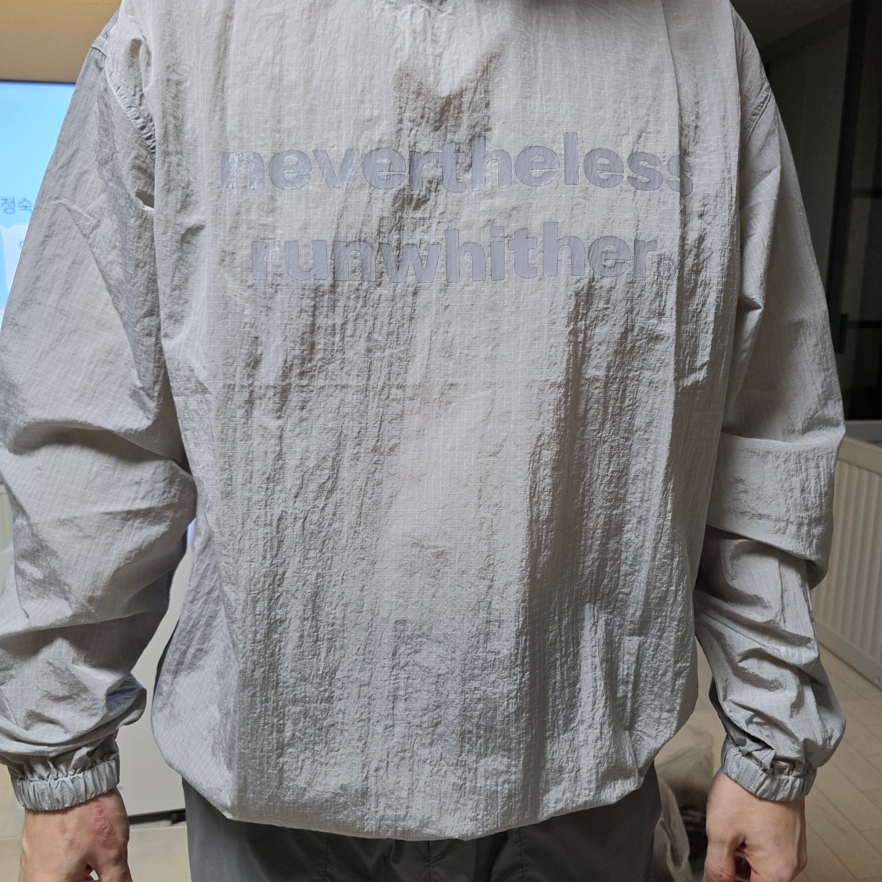 [KREAM 단독] runwhither Windbreaker MTM V2 Gray 착용 스타일 - 1