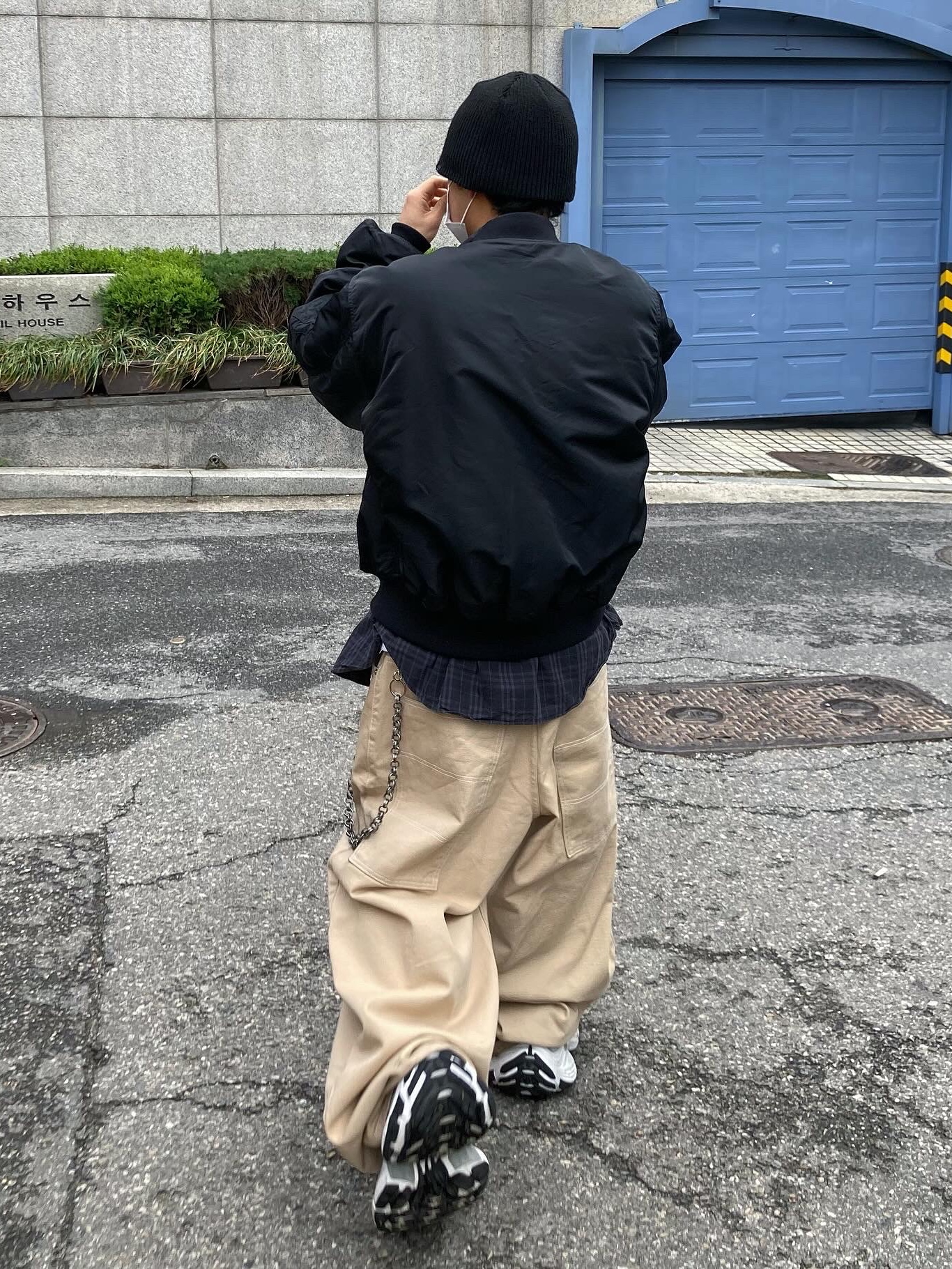 Balenciaga 10XL Sneakers White Grey Silver Black, MJD Big Pocket Baggy Pants Beige 착용 스타일