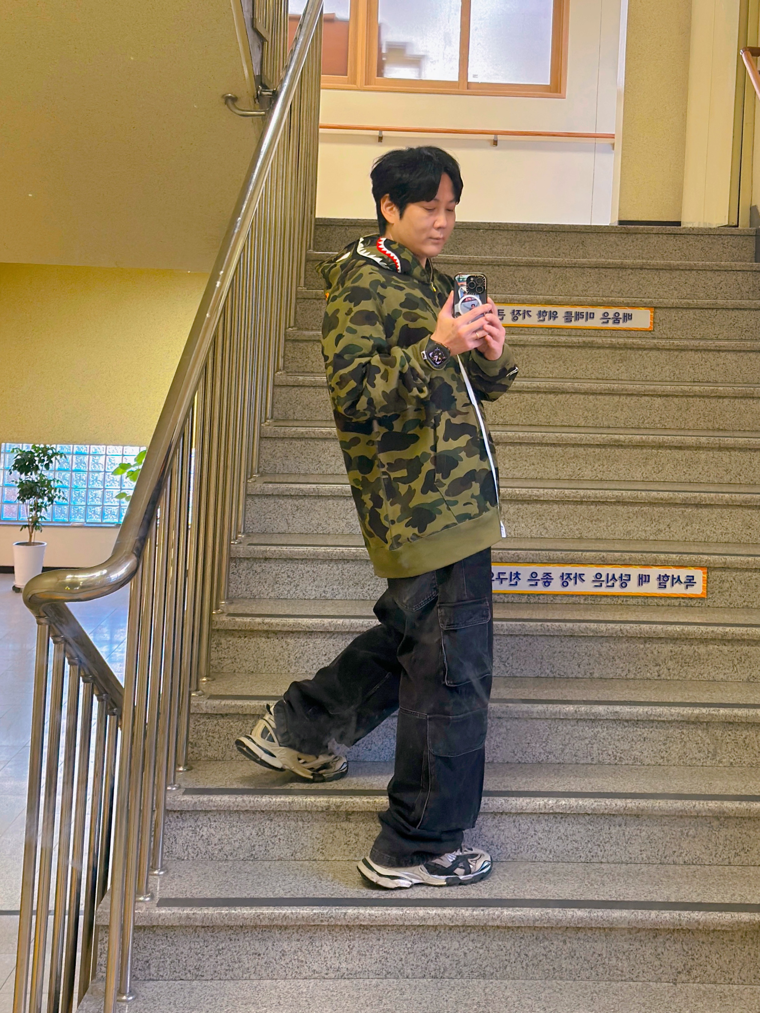 BAPE 1st Camo Shark Full Zip Hoodie Army Green 착용 스타일 - 1