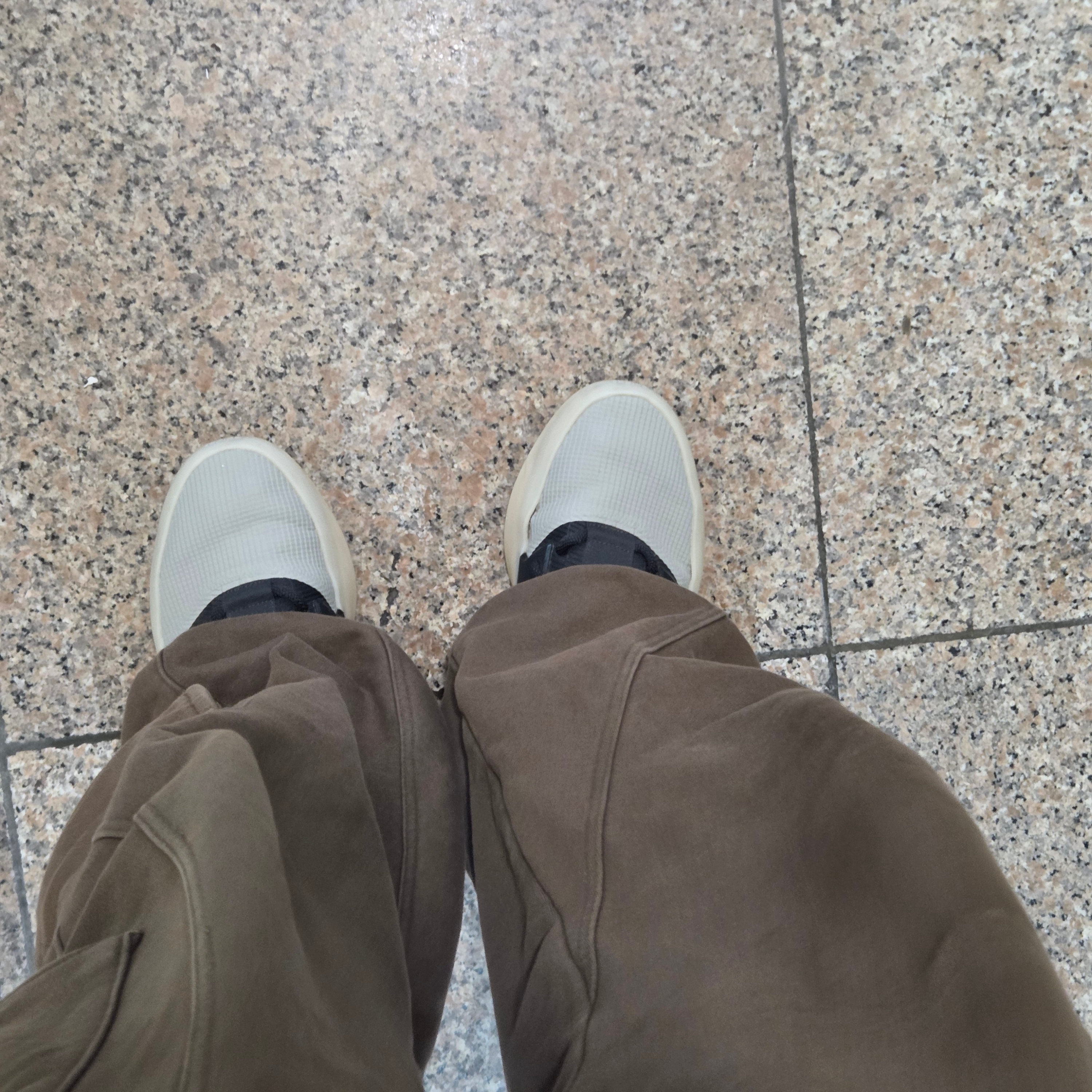 Adidas x Fear of God Athletics I Basketball Carbon Sesame 착용 스타일