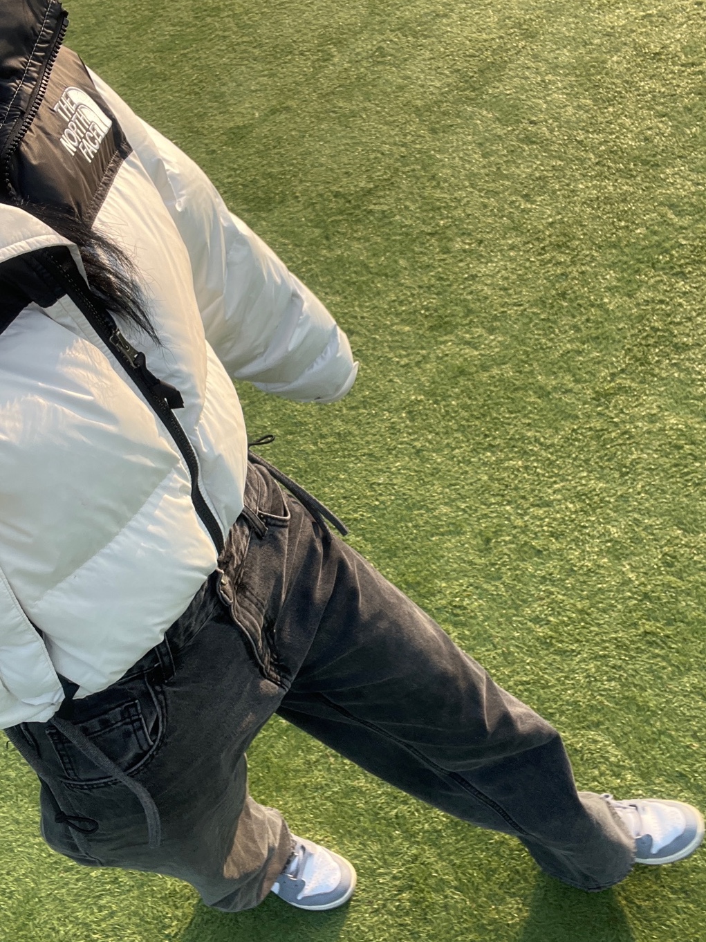 (W) The North Face Nuptse Short Jacket Gardenia White TNF Black, (GS) Jordan 1 Low Stealth and White 착용 스타일