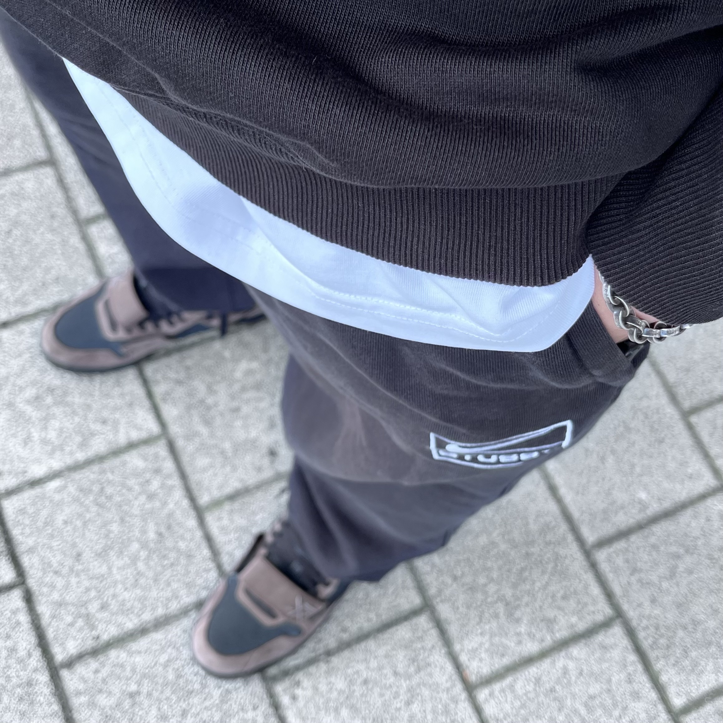 Jordan x Travis Scott Jumpman Jack TR Black and Dark Mocha, Stussy Canvas Side Pouch Veil Camo 착용 스타일 - 3