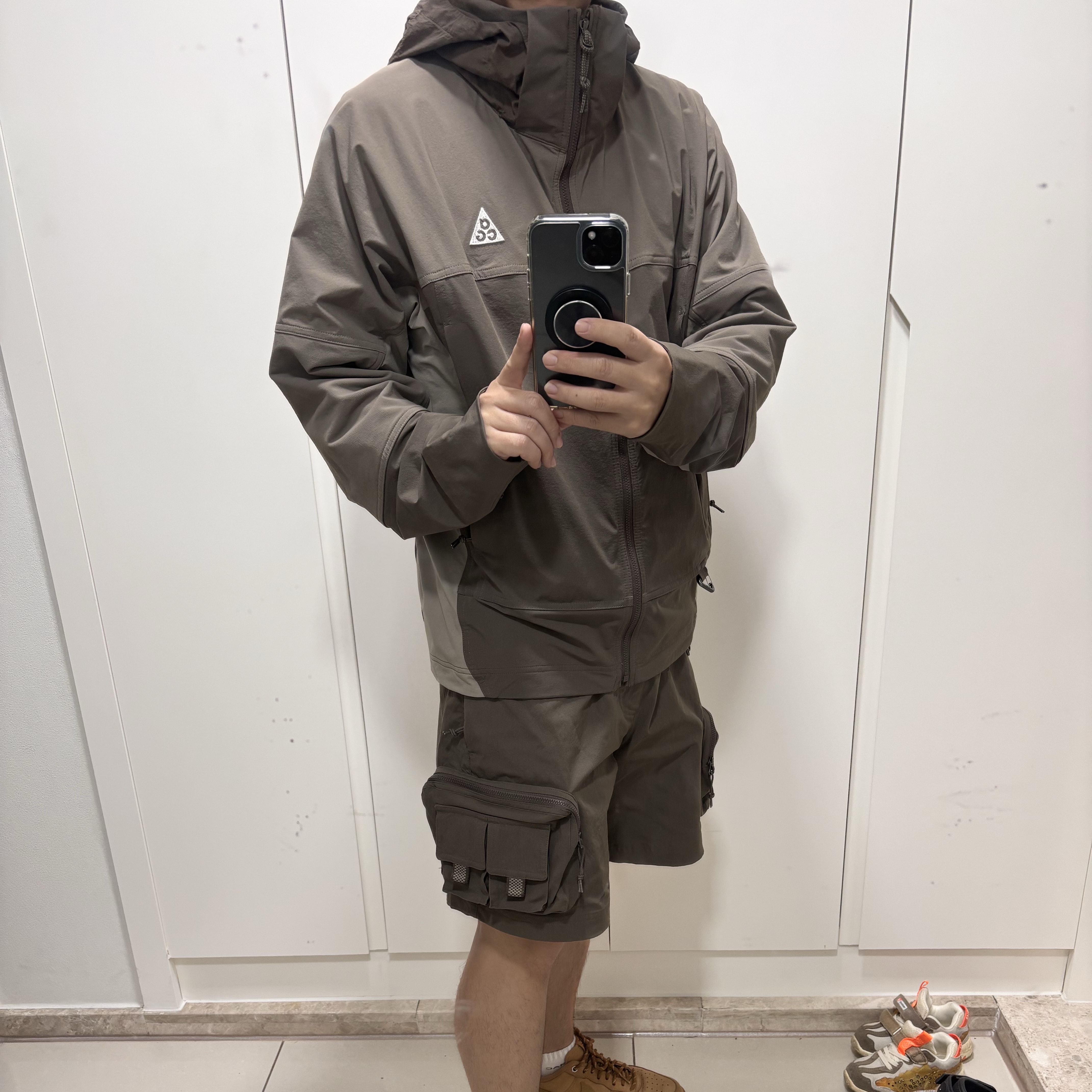 Nike ACG Sun Farer Jacket Ironstone - Asia, Nike ACG Cargo Shorts Ironstone - Asia 착용 스타일 - 1