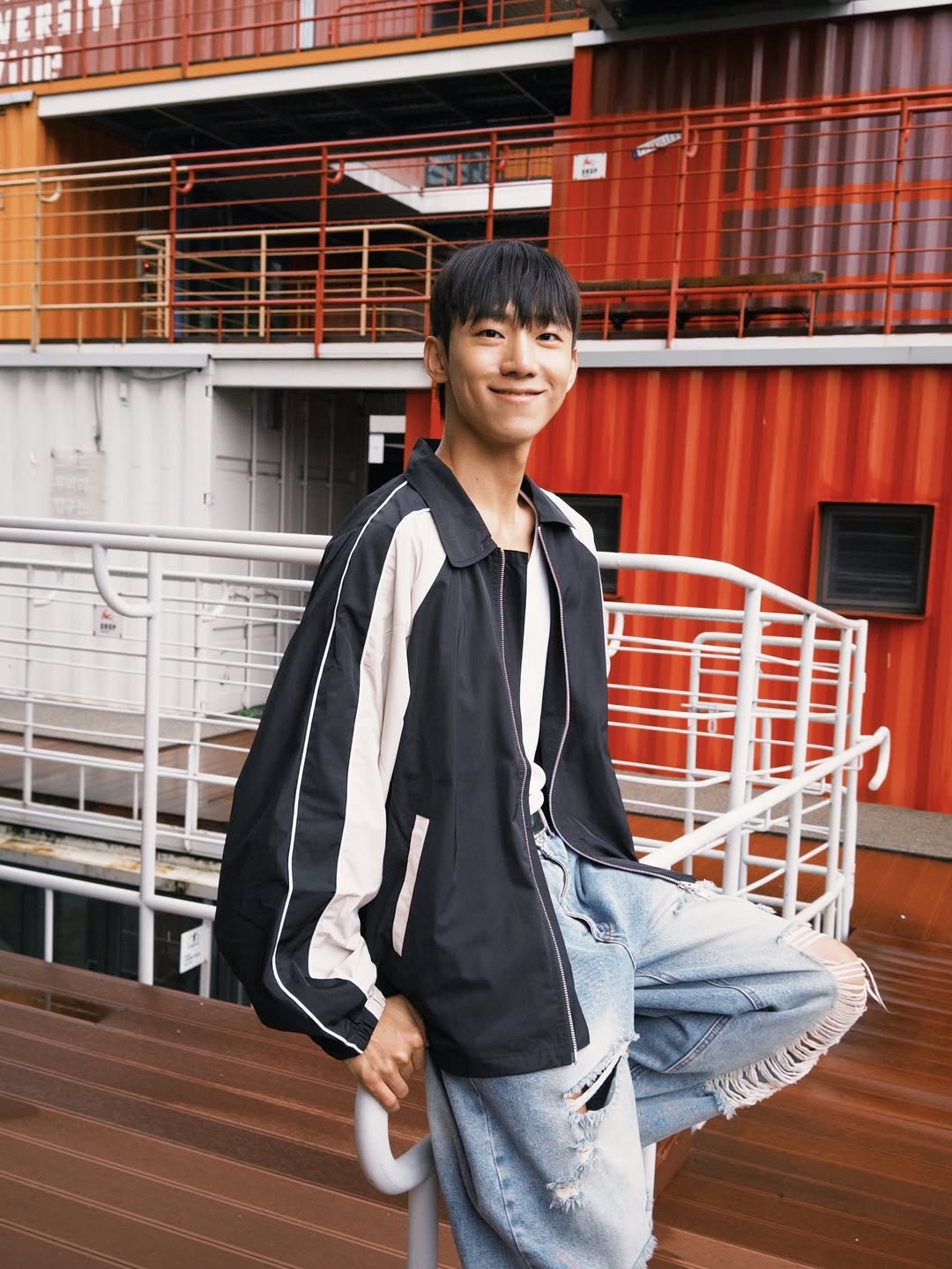 SLOW RECORD HOUSE Piping Line Windbreaker Navy 착용 스타일 - 1