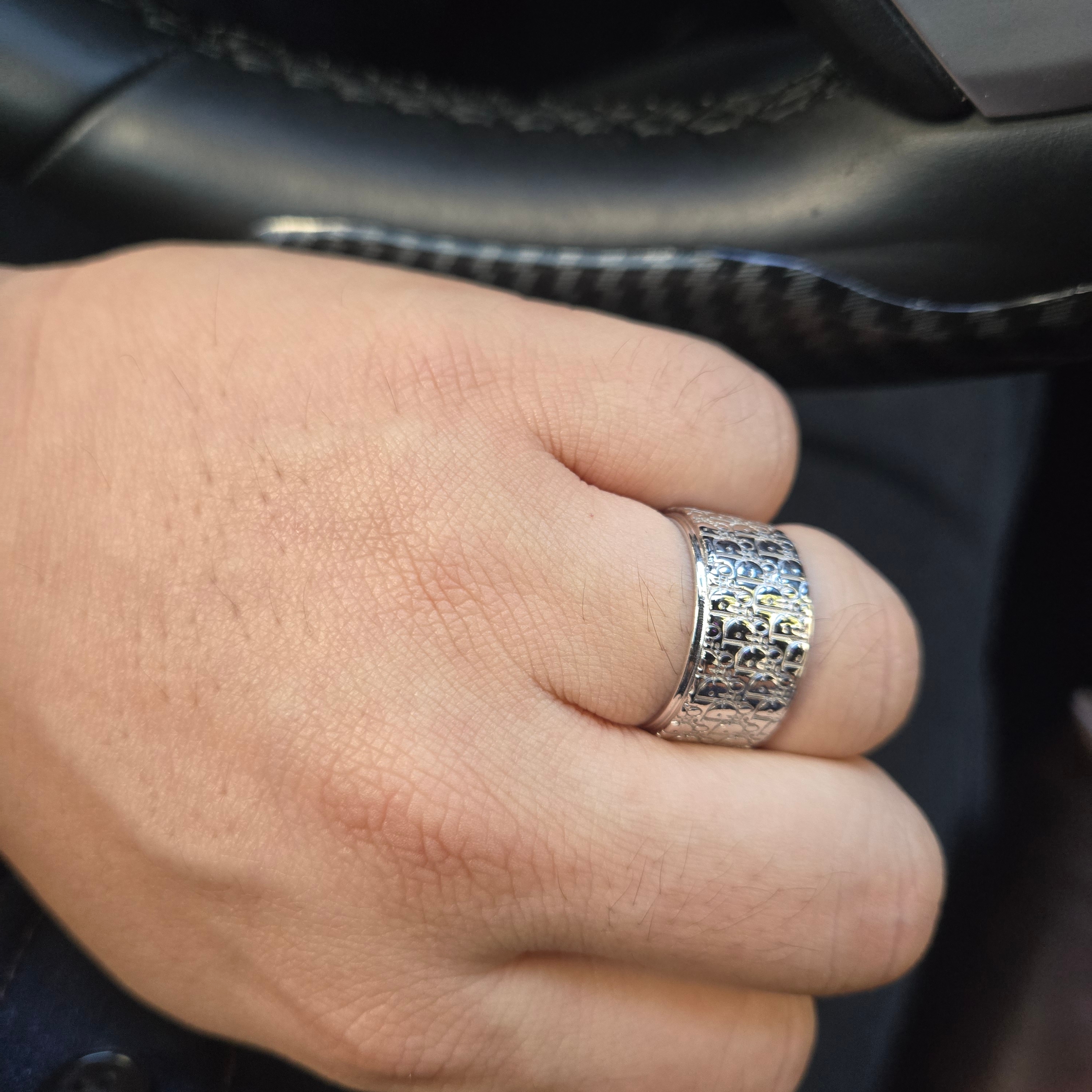 Dior Oblique Ring Silver 착용 스타일