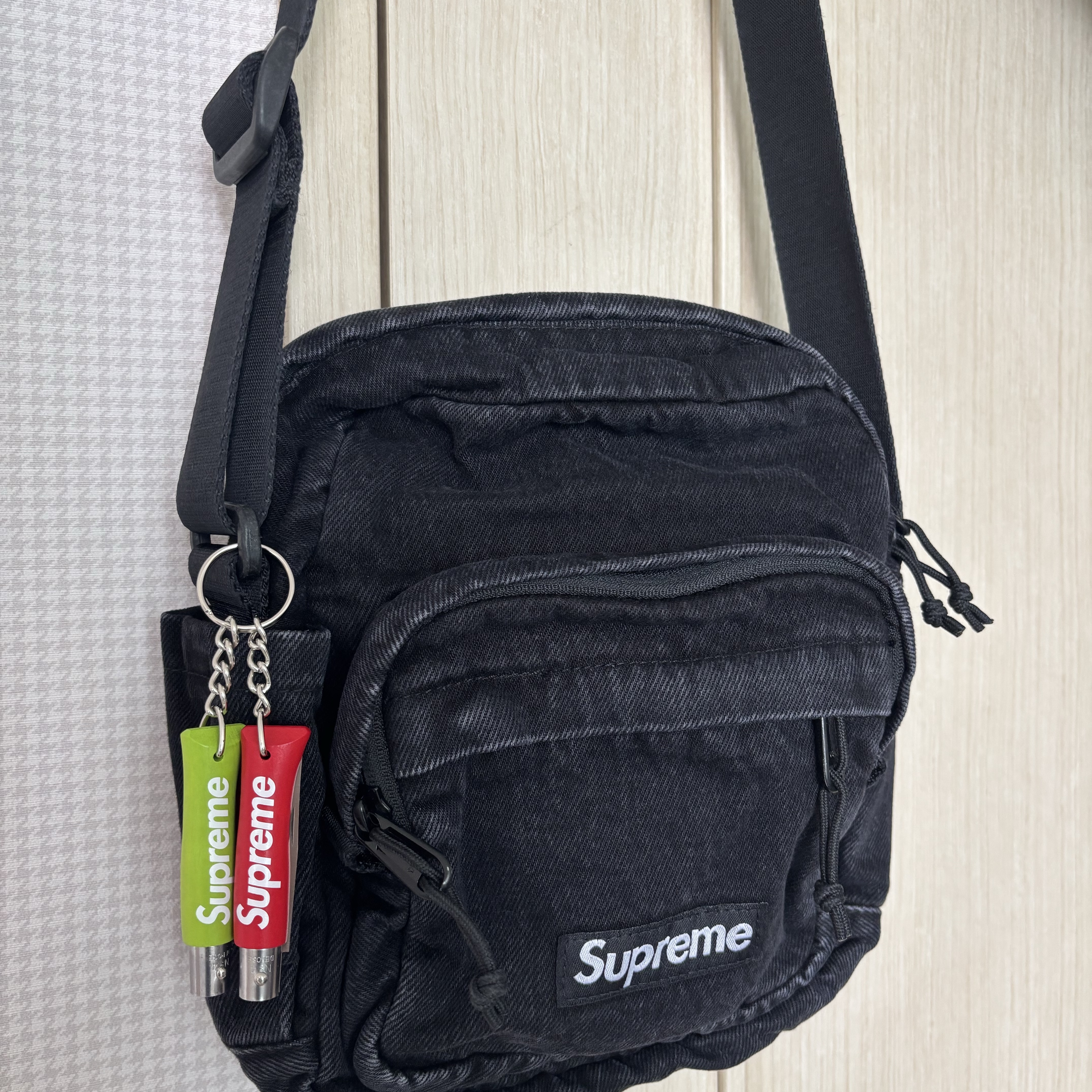 Supreme Denim Shoulder Bag Black - 25FW 착용 스타일