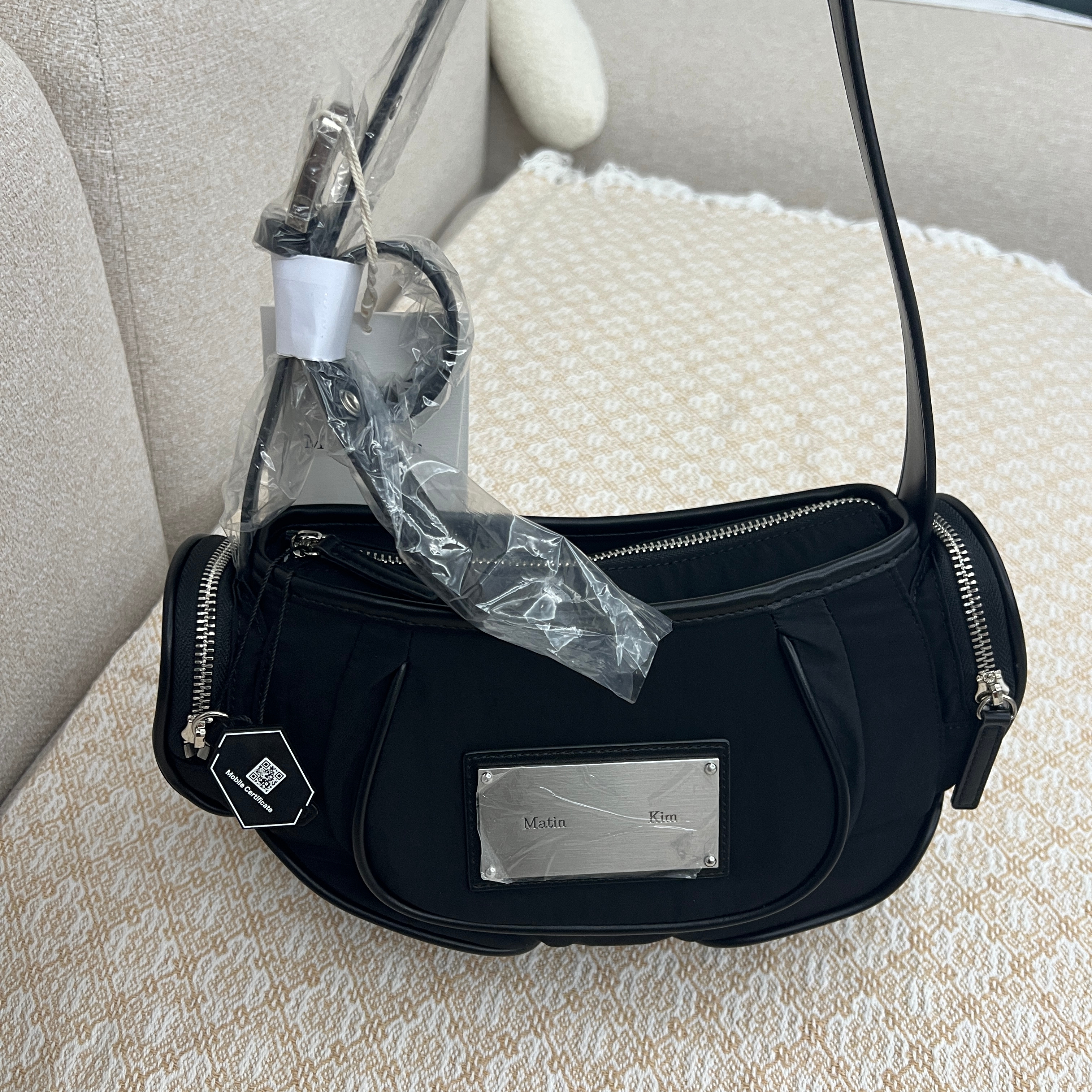 Matin Kim Madeleine Round Bag Black 착용 스타일 - 3