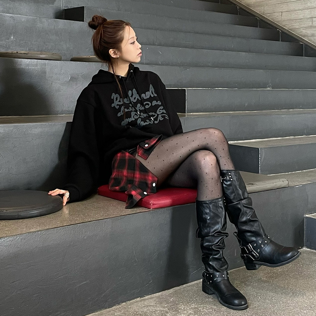 Thevinylhouse Cursive Writing Typo Hoodie Black 착용 스타일